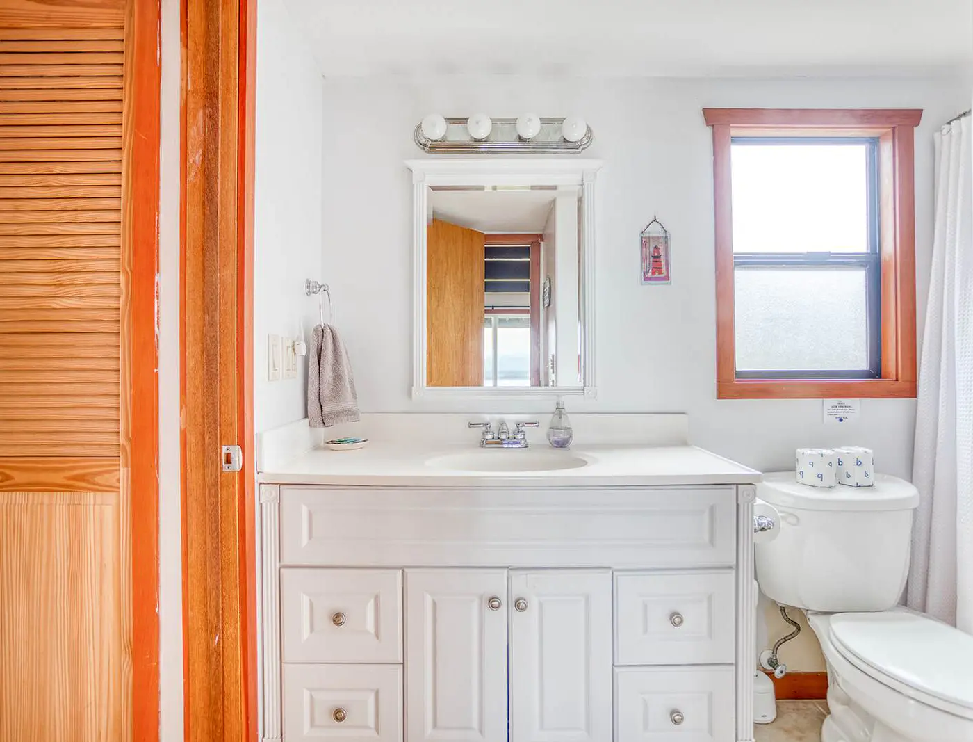 Oceanfront cottage with hot tub beach access fireplace and WiFi Dog friendly