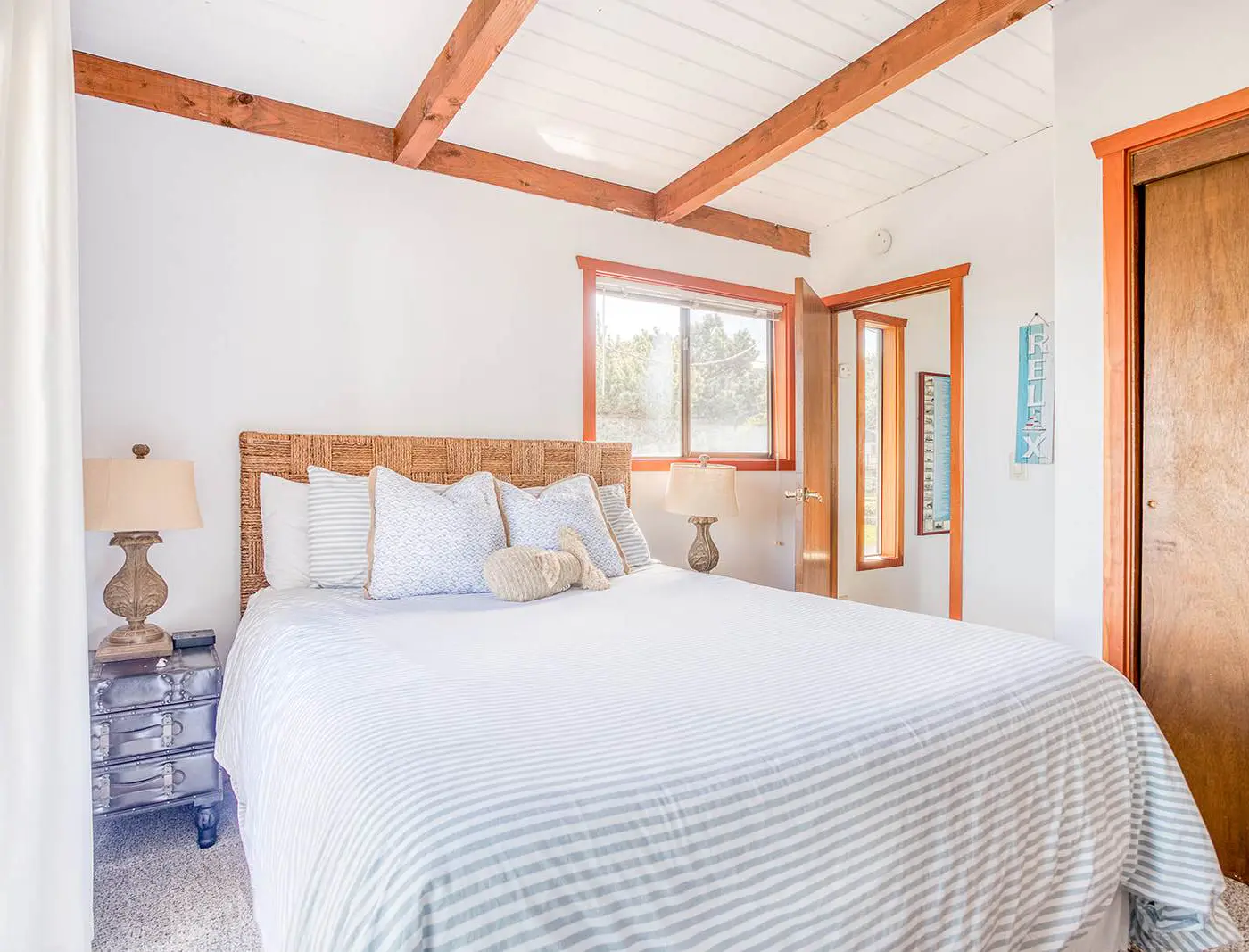 Oceanfront cottage with hot tub beach access fireplace and WiFi Dog friendly