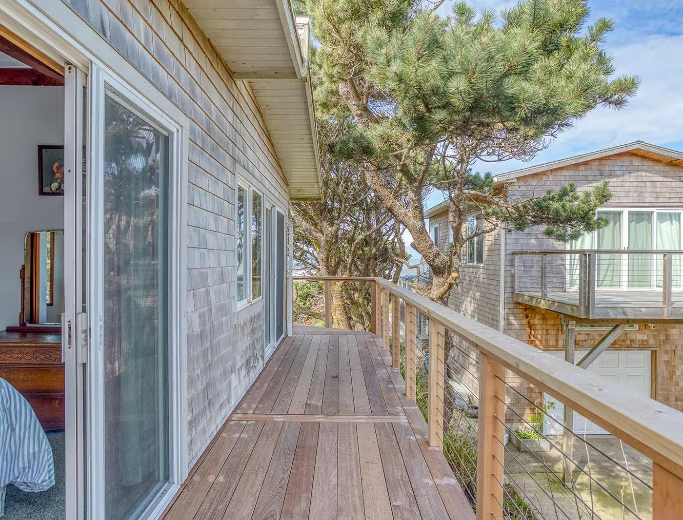 Oceanfront cottage with hot tub beach access fireplace and WiFi Dog friendly