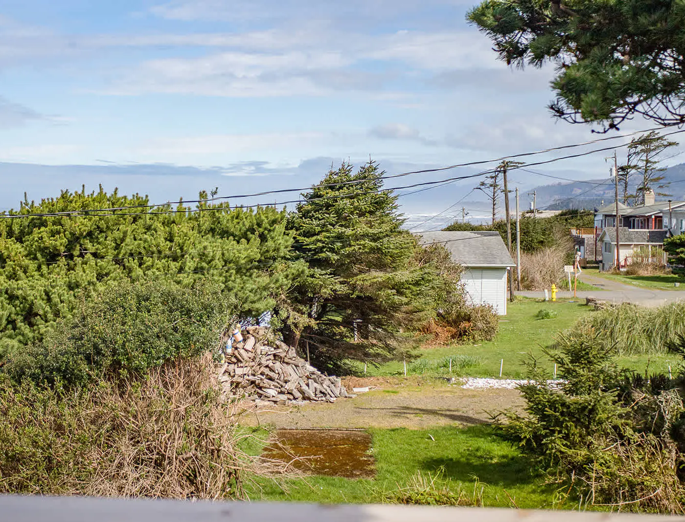 Oceanfront cottage with hot tub beach access fireplace and WiFi Dog friendly