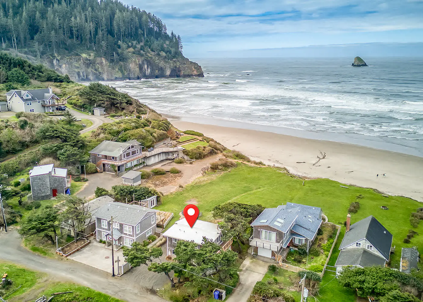 Oceanfront cottage with hot tub beach access fireplace and WiFi Dog friendly