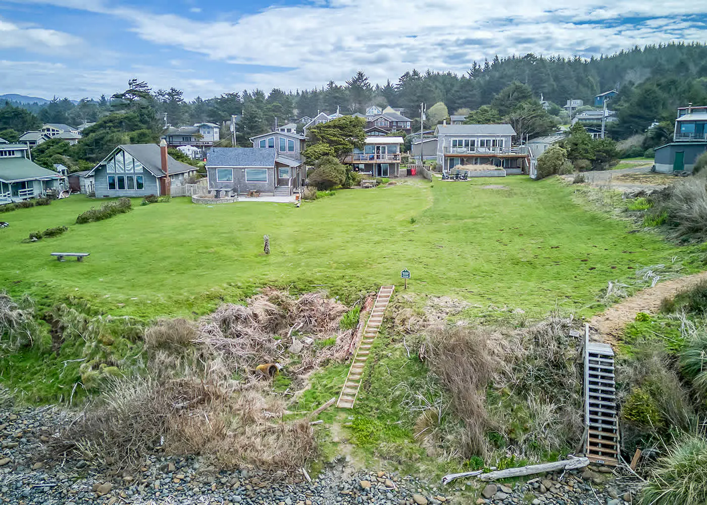 Oceanfront cottage with hot tub beach access fireplace and WiFi Dog friendly