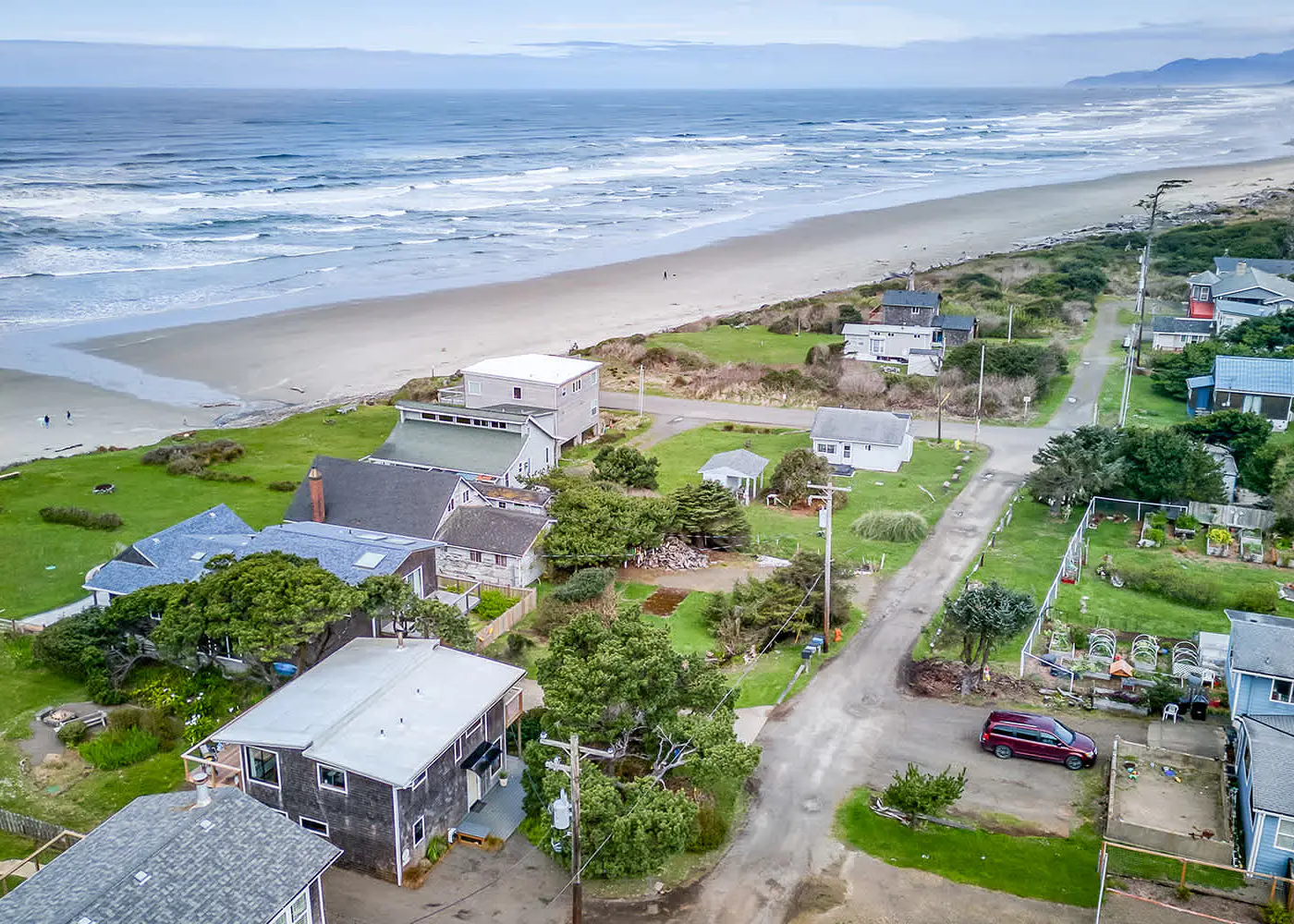 Oceanfront cottage with hot tub beach access fireplace and WiFi Dog friendly