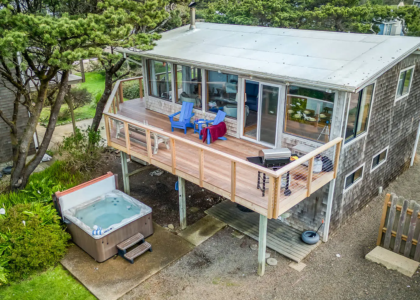 Oceanfront cottage with hot tub beach access fireplace and WiFi Dog friendly