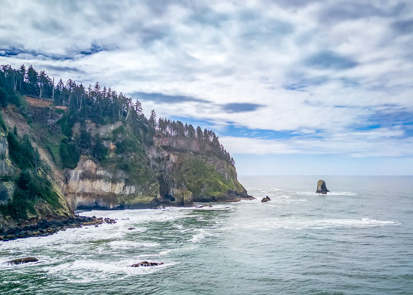 Oceanfront cottage with hot tub beach access fireplace and WiFi Dog friendly