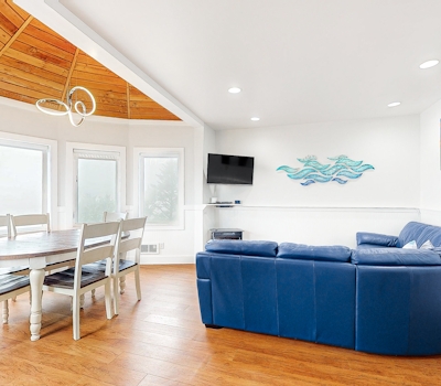 Huge dog friendly castle with ocean view decks 5 minutes to the beach