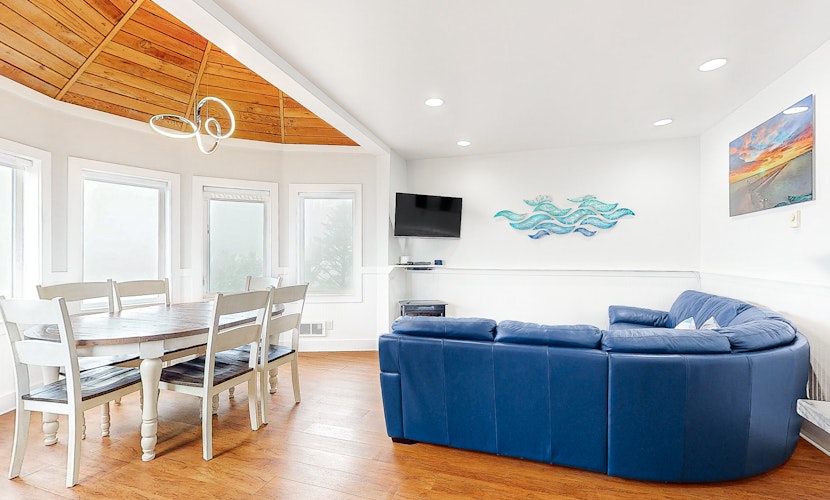 Huge dog friendly castle with ocean view decks 5 minutes to the beach