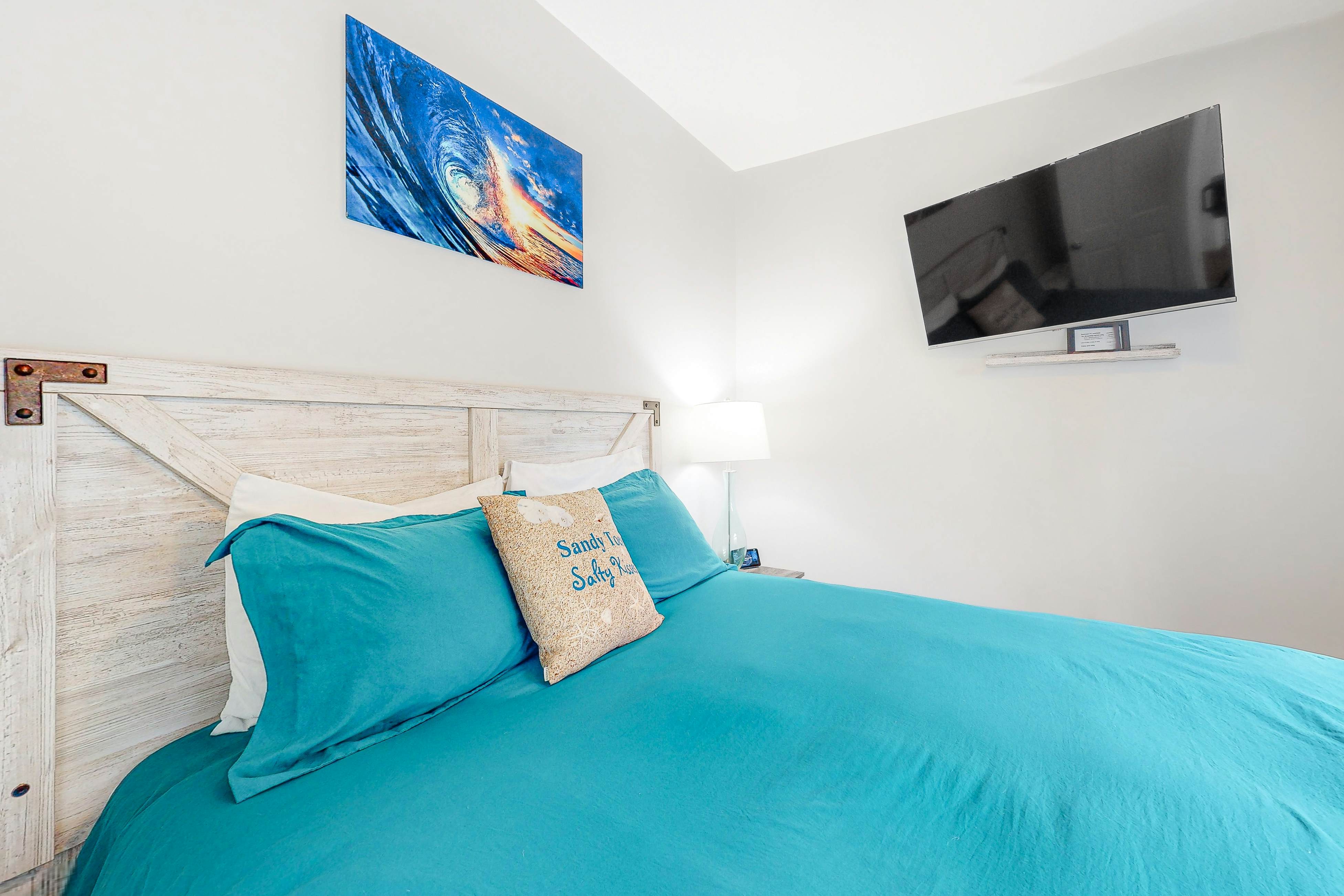 Huge dog-friendly castle with ocean-view decks 5 minutes to the beach