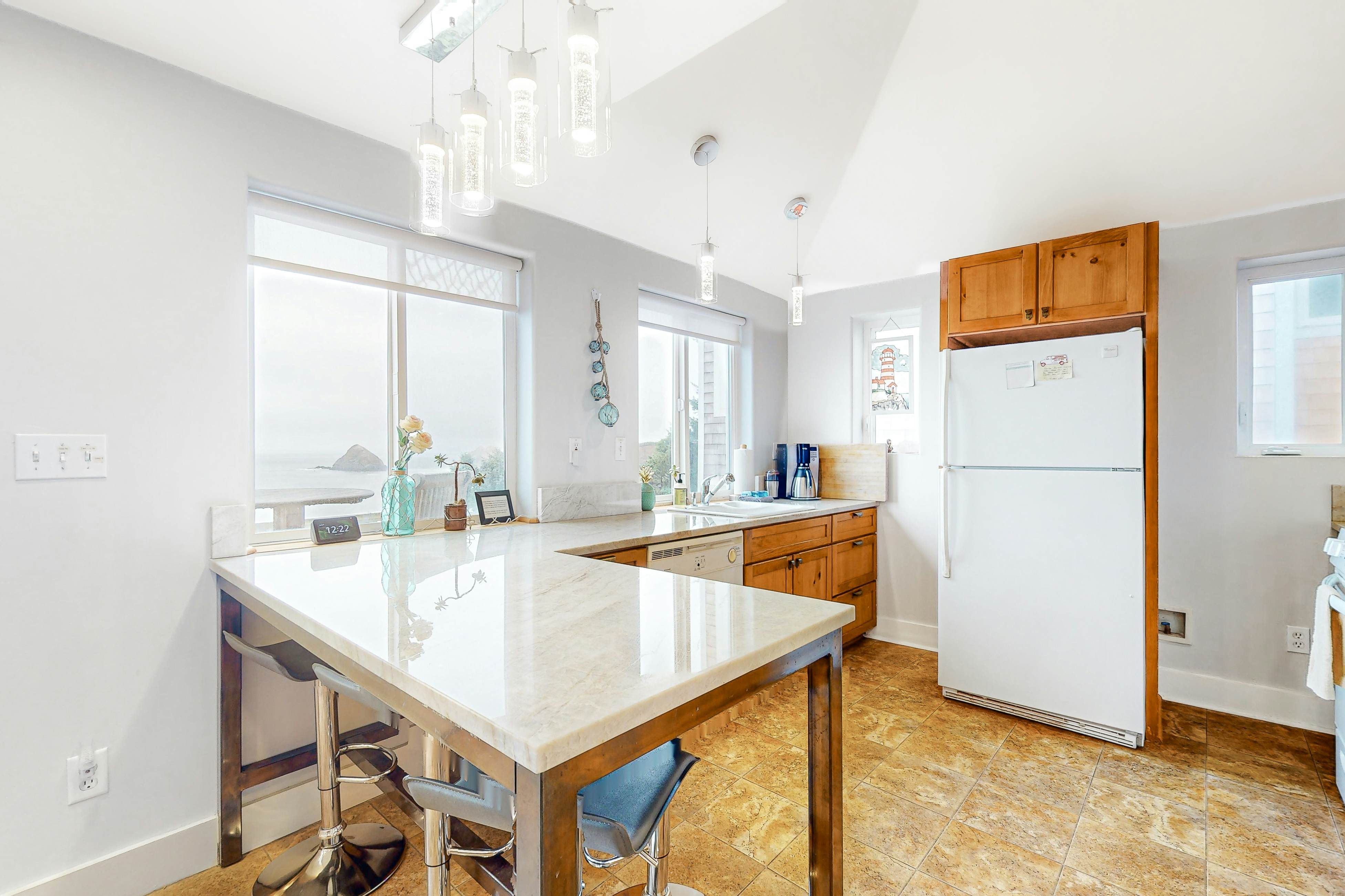 Huge dog-friendly castle with ocean-view decks 5 minutes to the beach