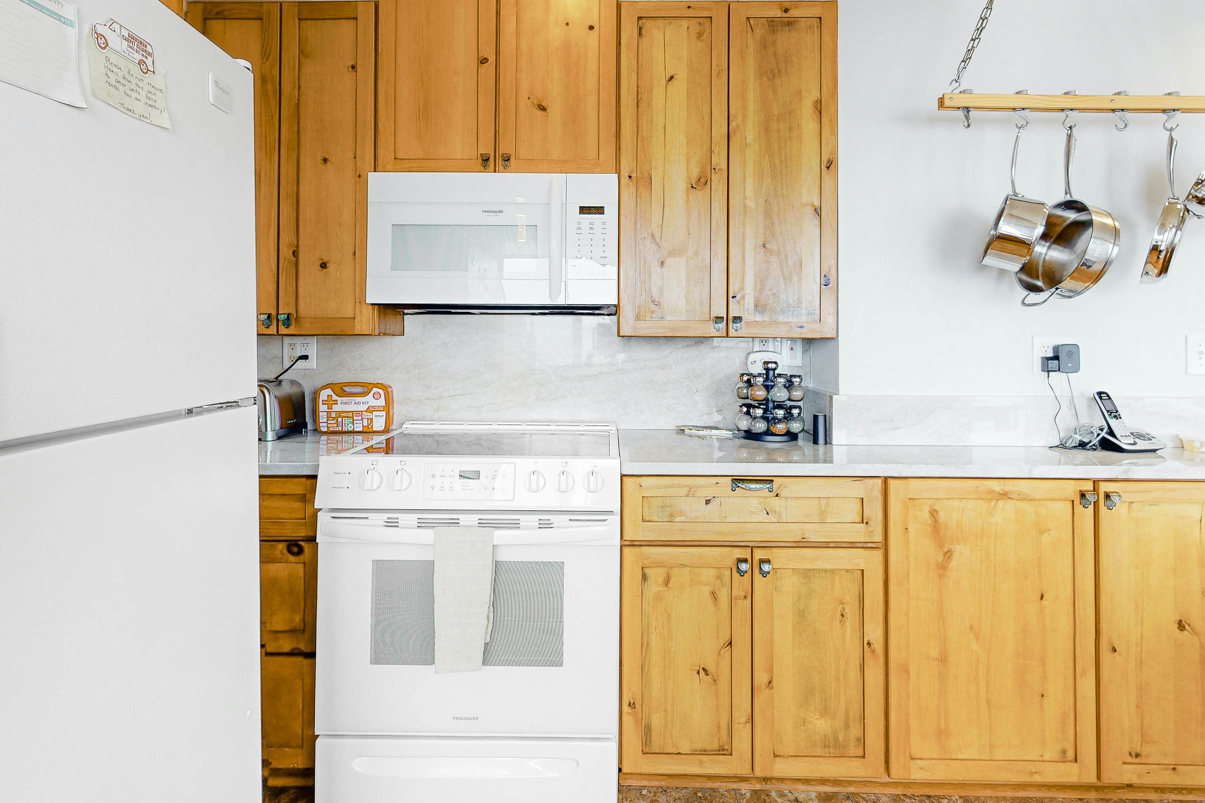 Huge dog-friendly castle with ocean-view decks 5 minutes to the beach