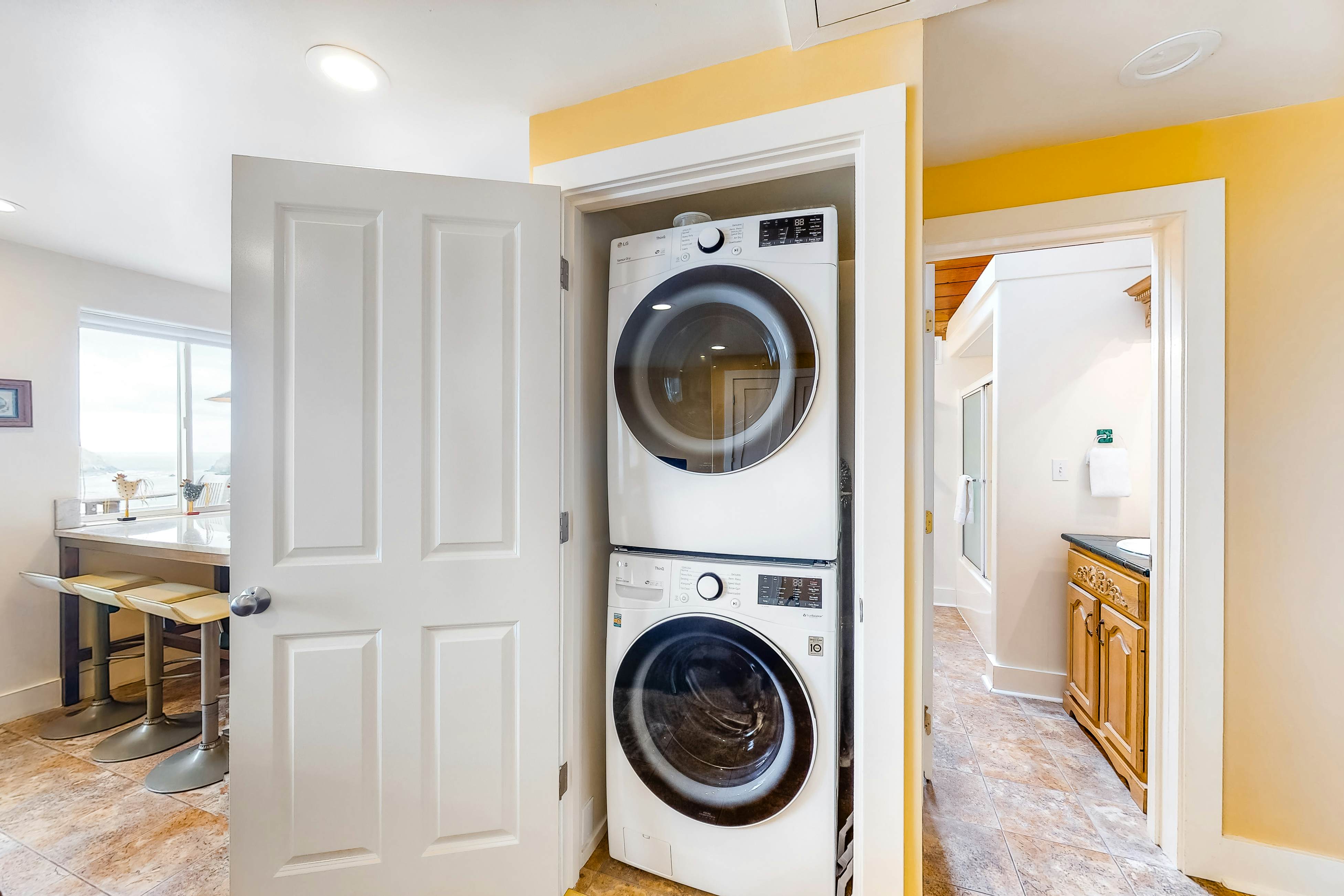 Huge dog-friendly castle with ocean-view decks 5 minutes to the beach