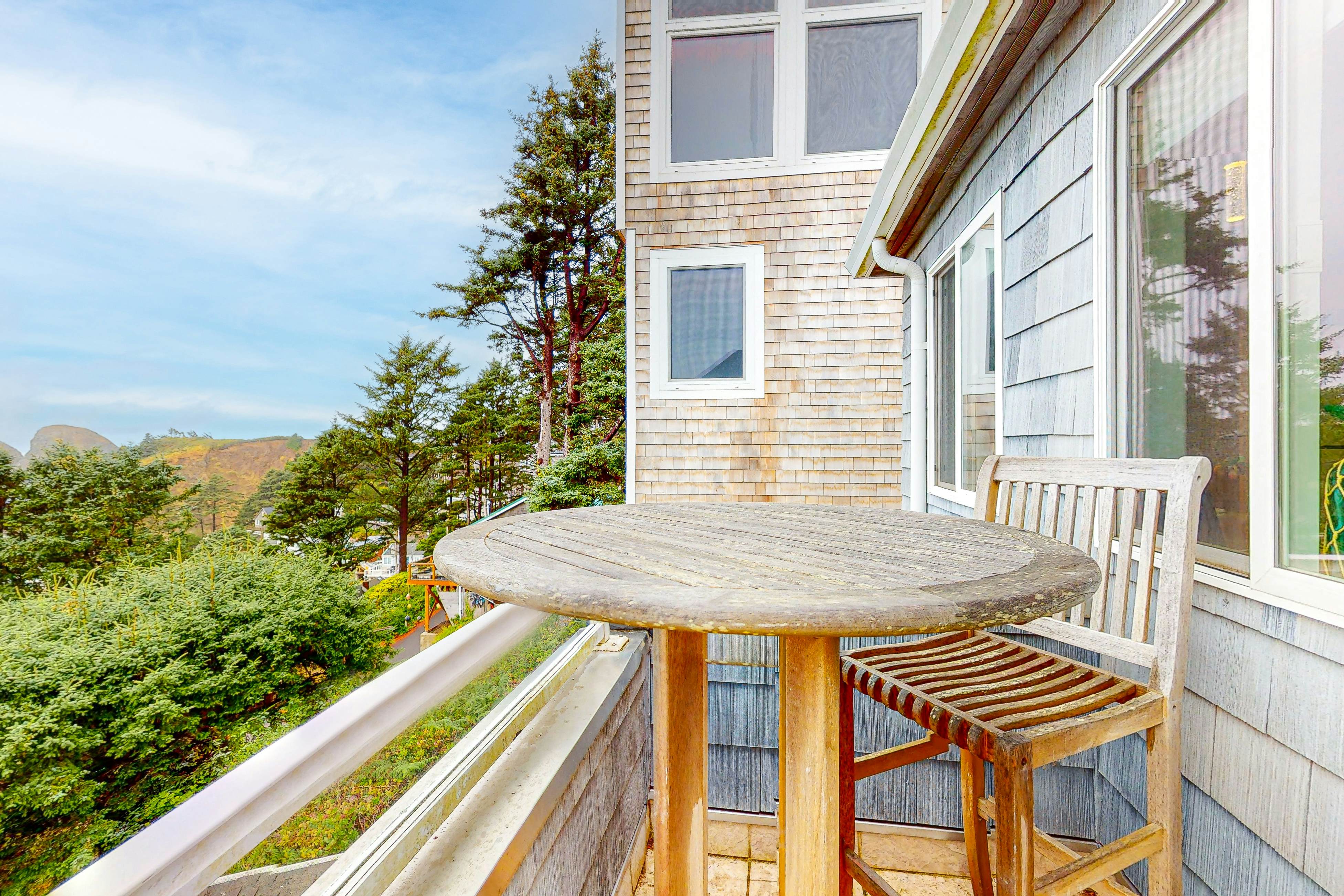 Huge dog-friendly castle with ocean-view decks 5 minutes to the beach