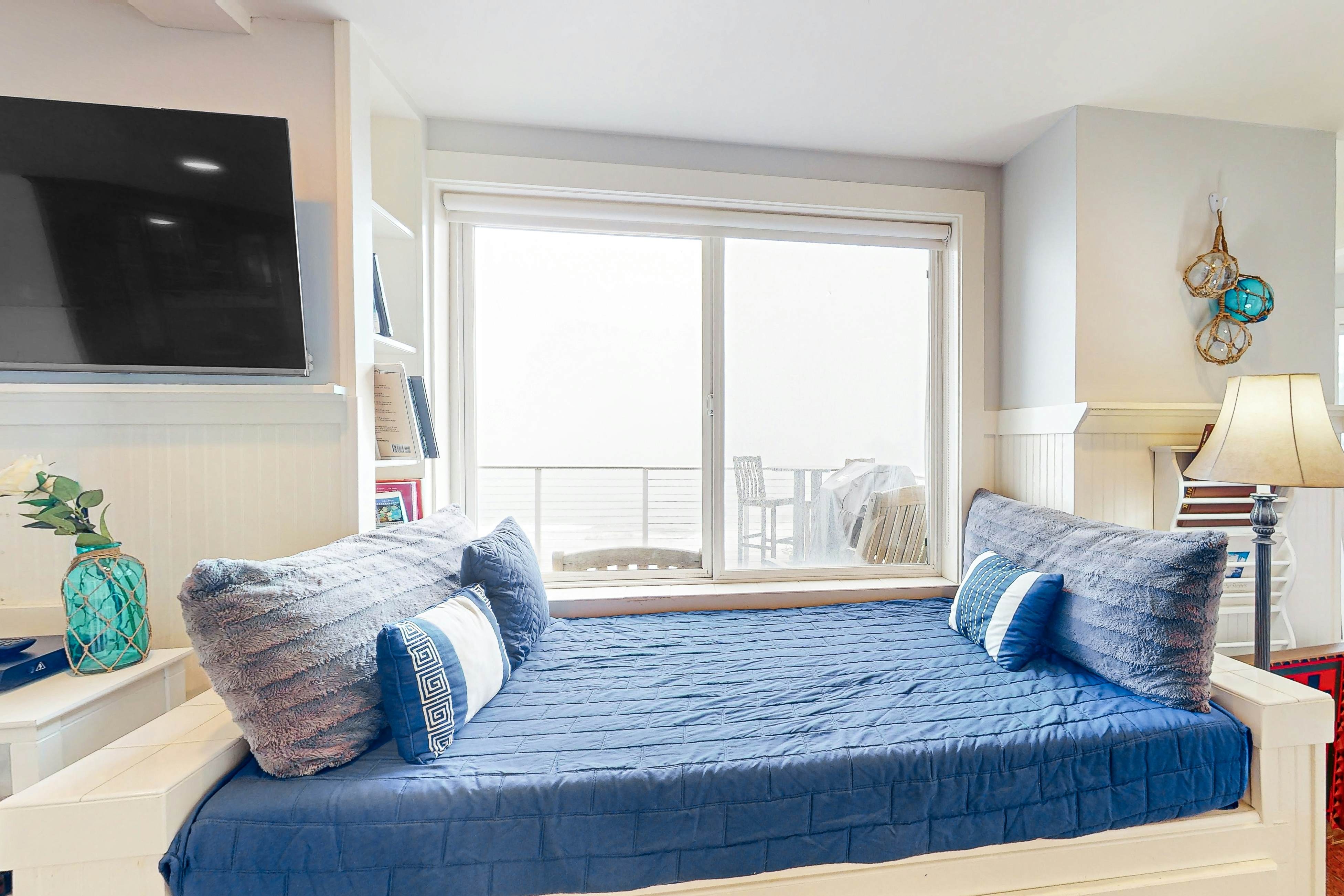 Huge dog-friendly castle with ocean-view decks 5 minutes to the beach