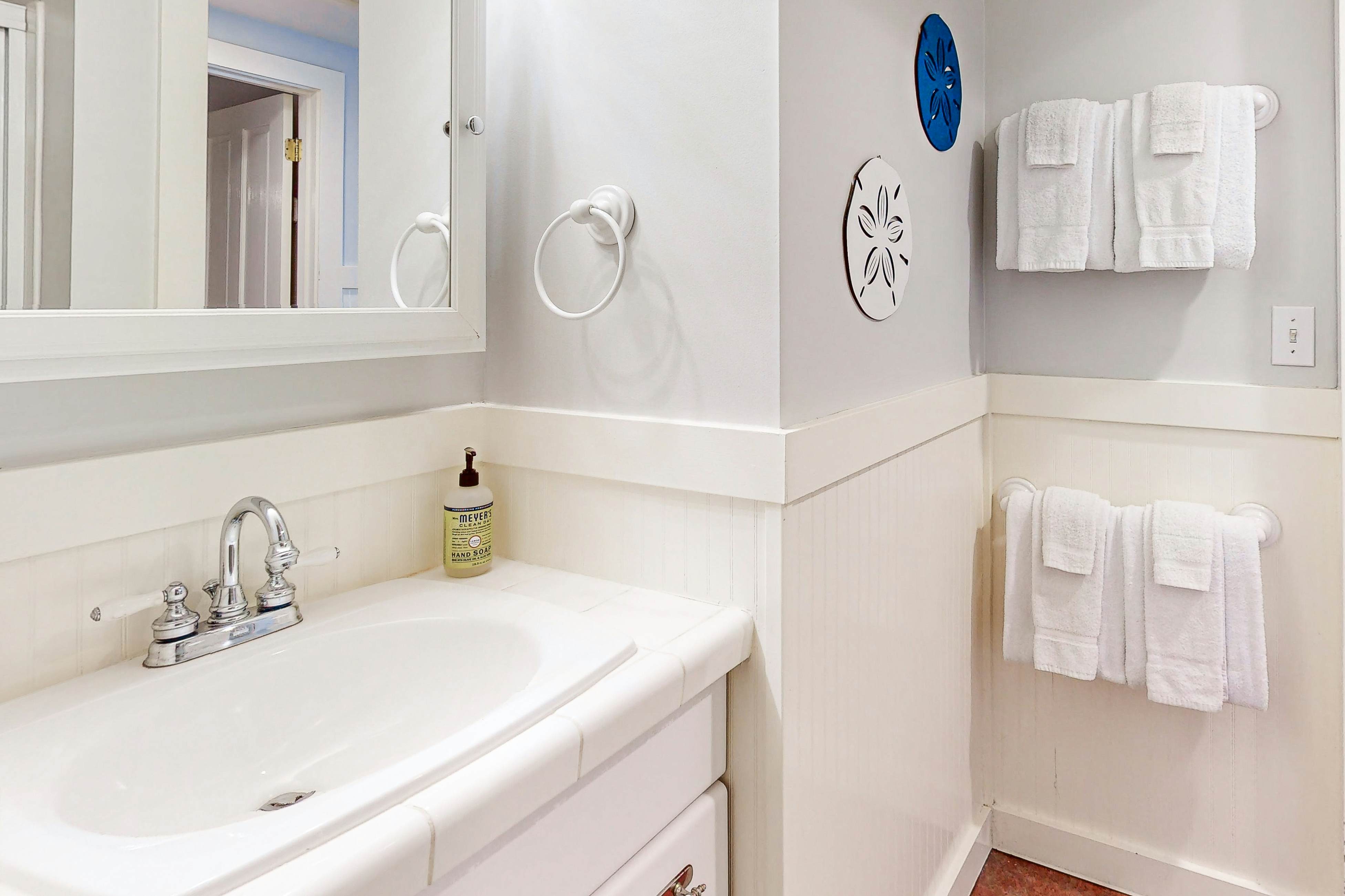 Huge dog-friendly castle with ocean-view decks 5 minutes to the beach