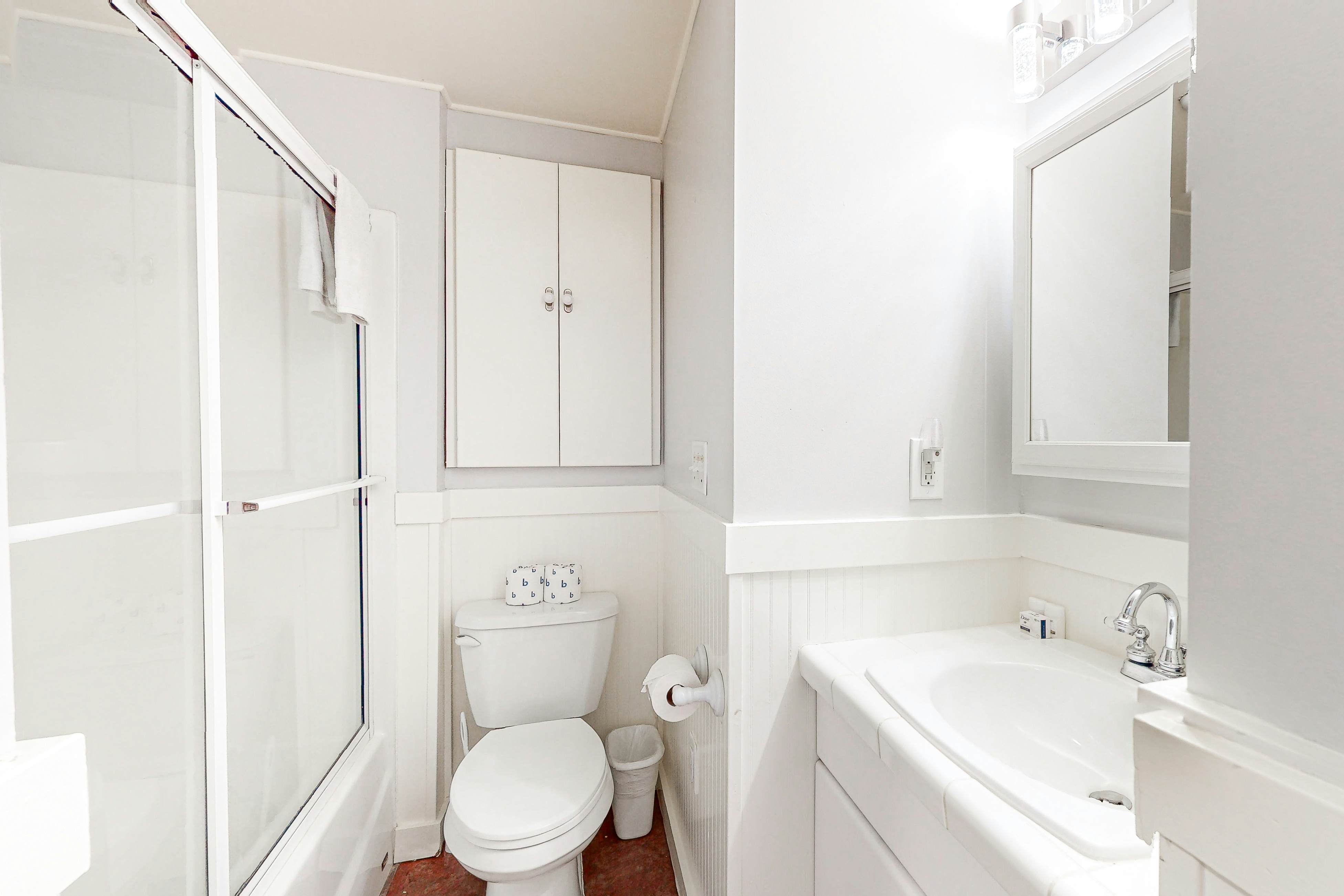 Huge dog-friendly castle with ocean-view decks 5 minutes to the beach