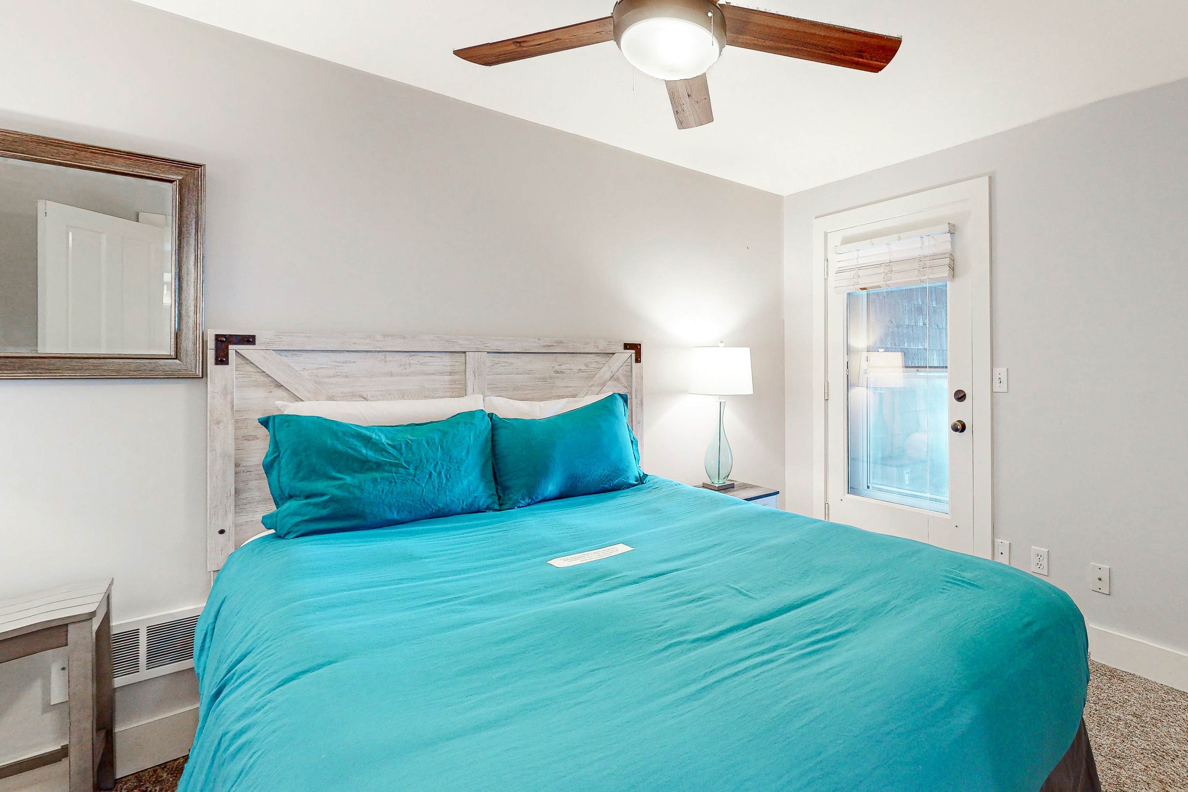 Huge dog-friendly castle with ocean-view decks 5 minutes to the beach