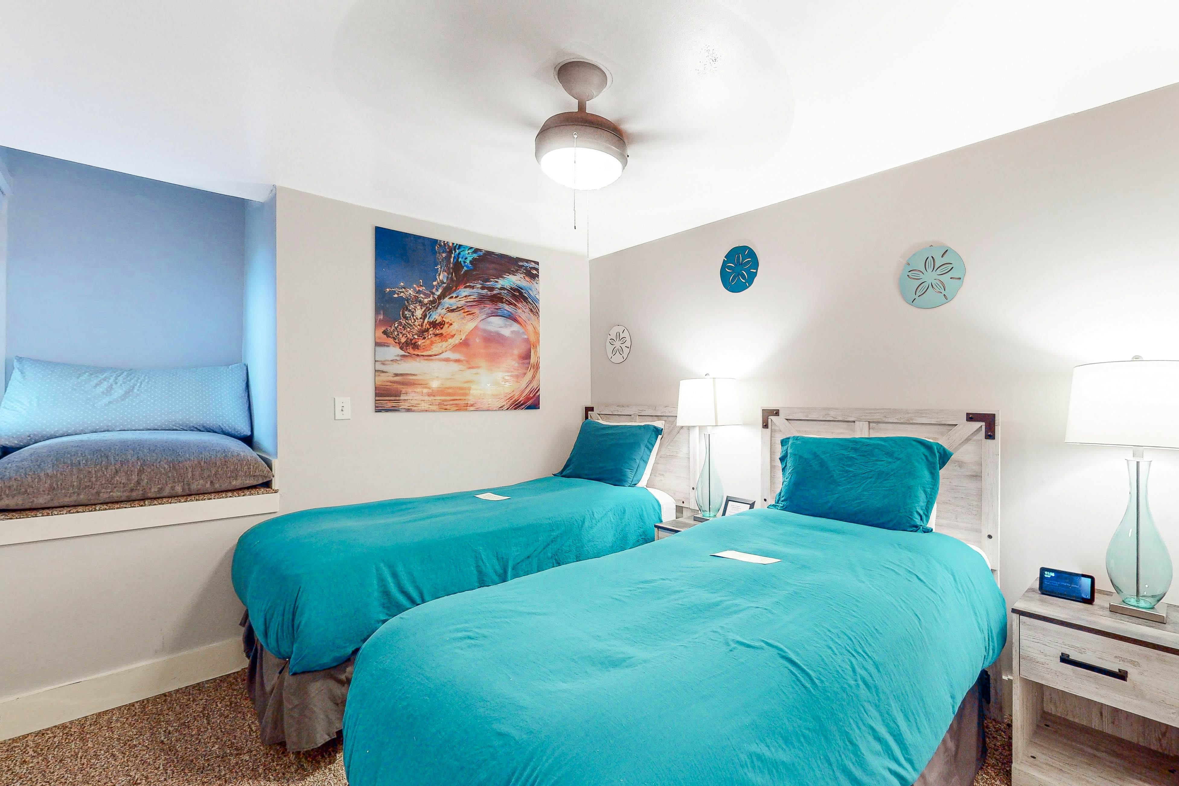 Huge dog-friendly castle with ocean-view decks 5 minutes to the beach