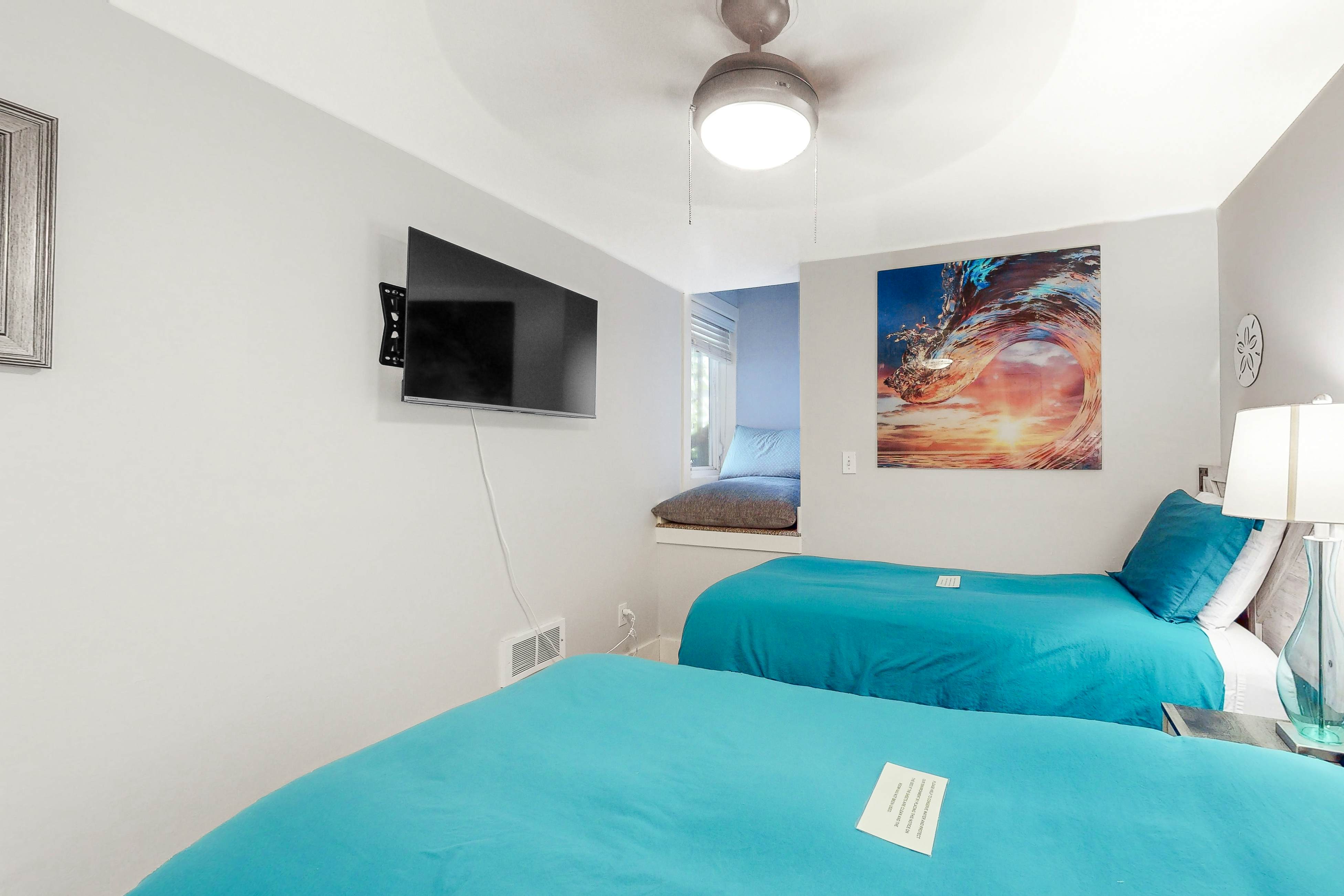 Huge dog-friendly castle with ocean-view decks 5 minutes to the beach