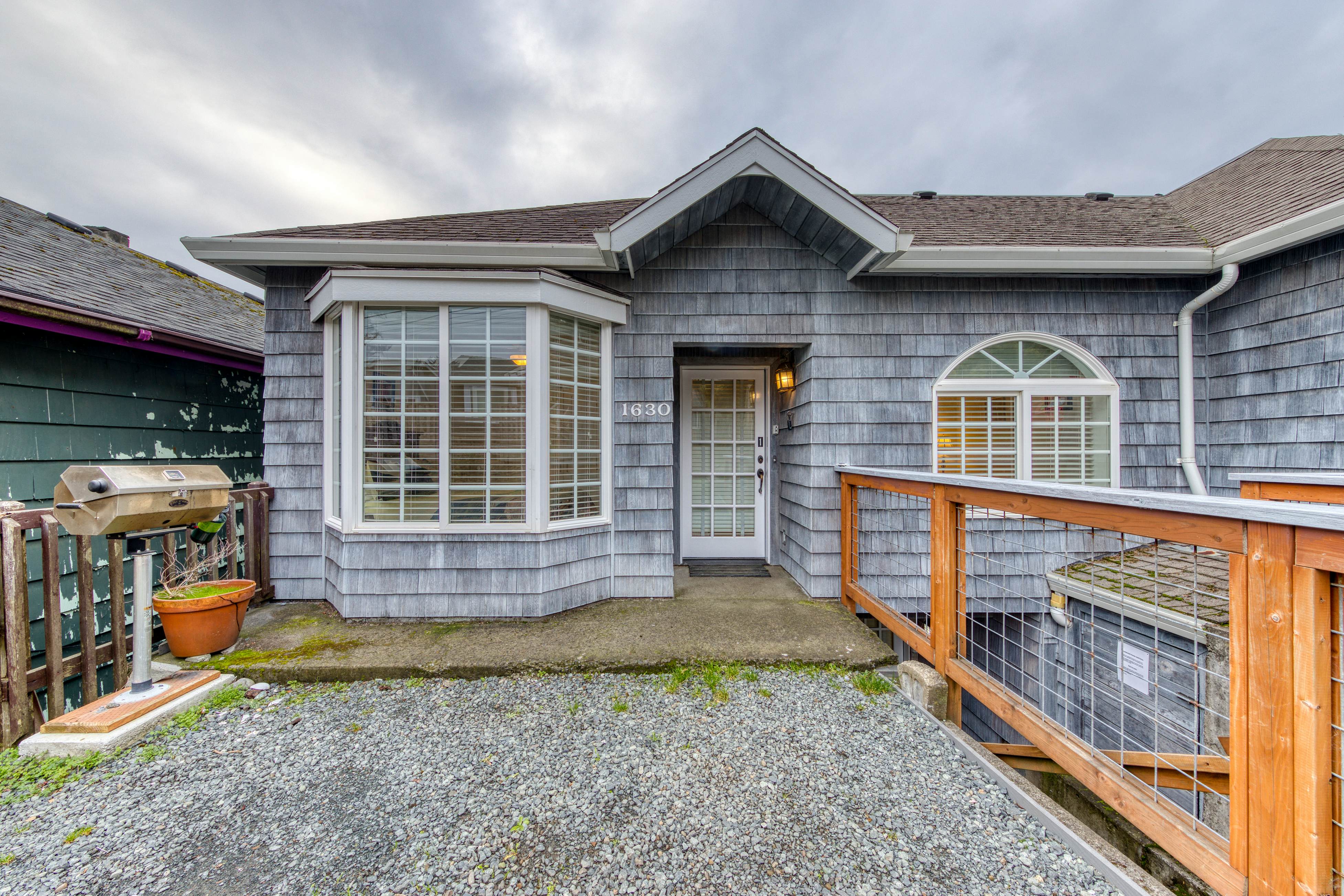 Huge dog-friendly castle with ocean-view decks 5 minutes to the beach