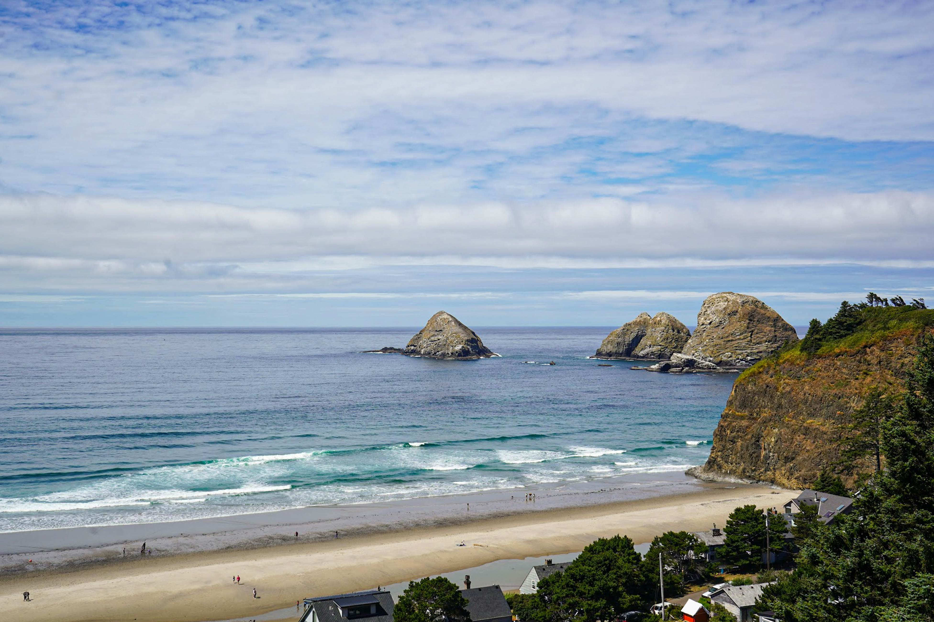 Huge dog-friendly castle with ocean-view decks 5 minutes to the beach