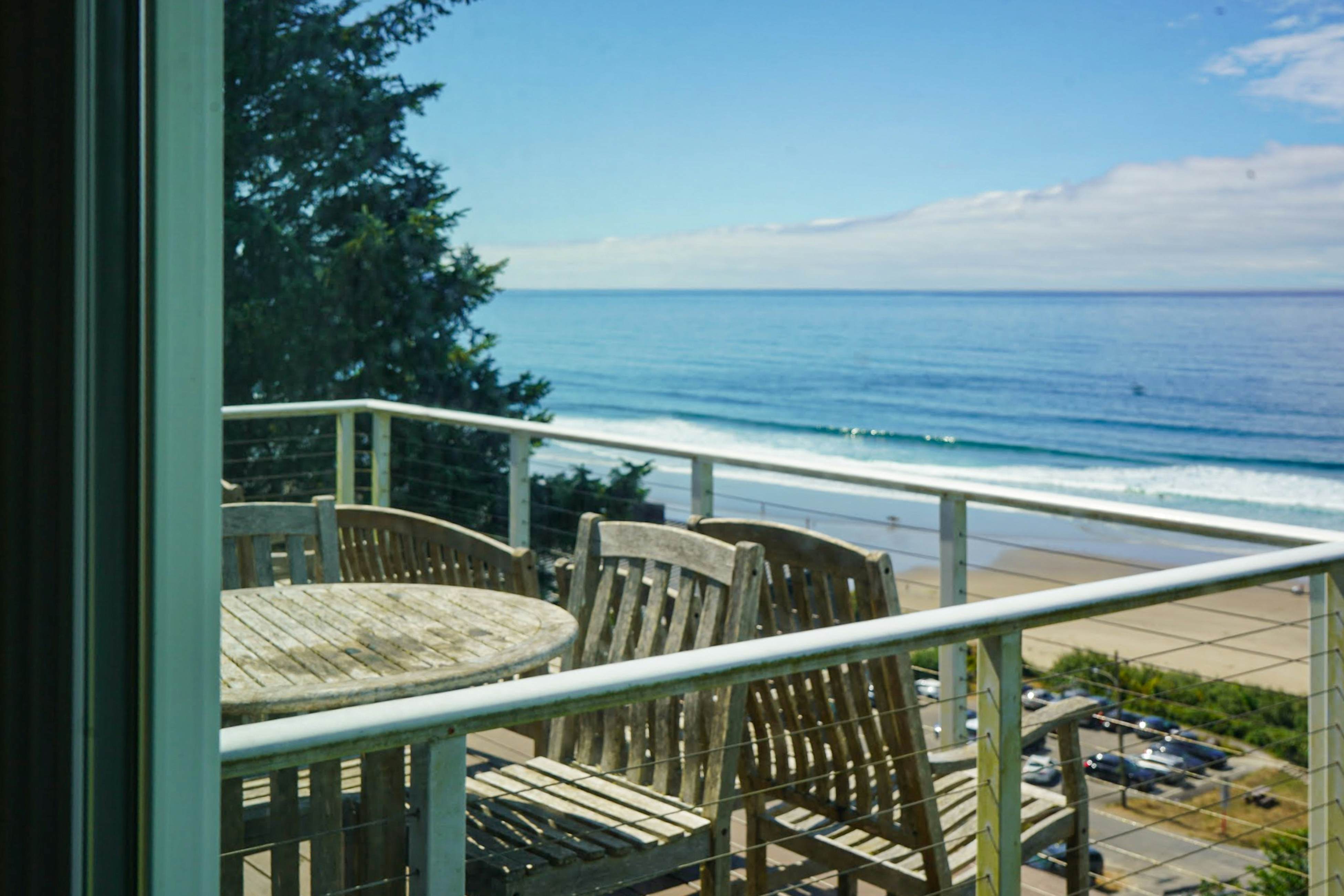 Huge dog-friendly castle with ocean-view decks 5 minutes to the beach