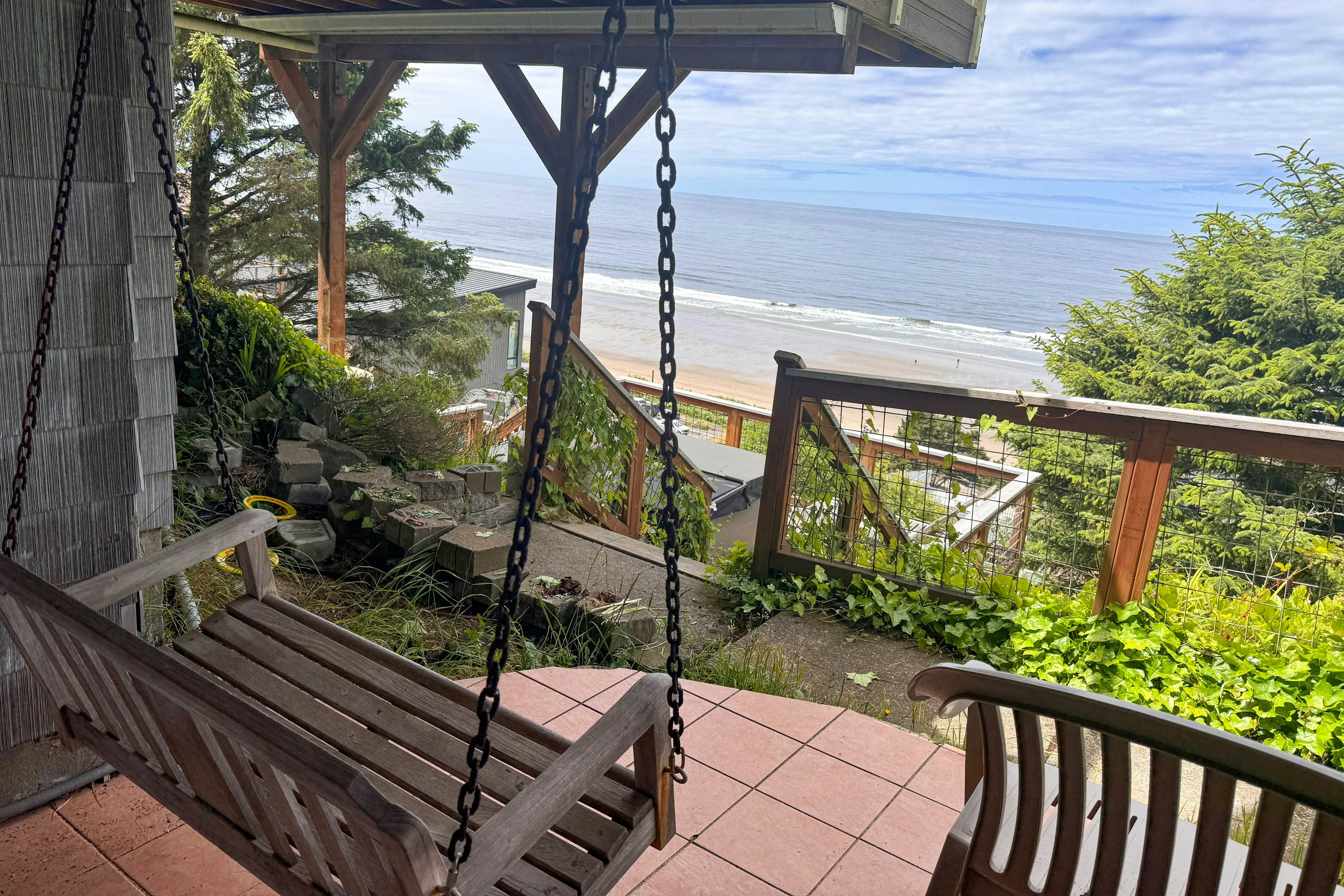 Huge dog-friendly castle with ocean-view decks 5 minutes to the beach