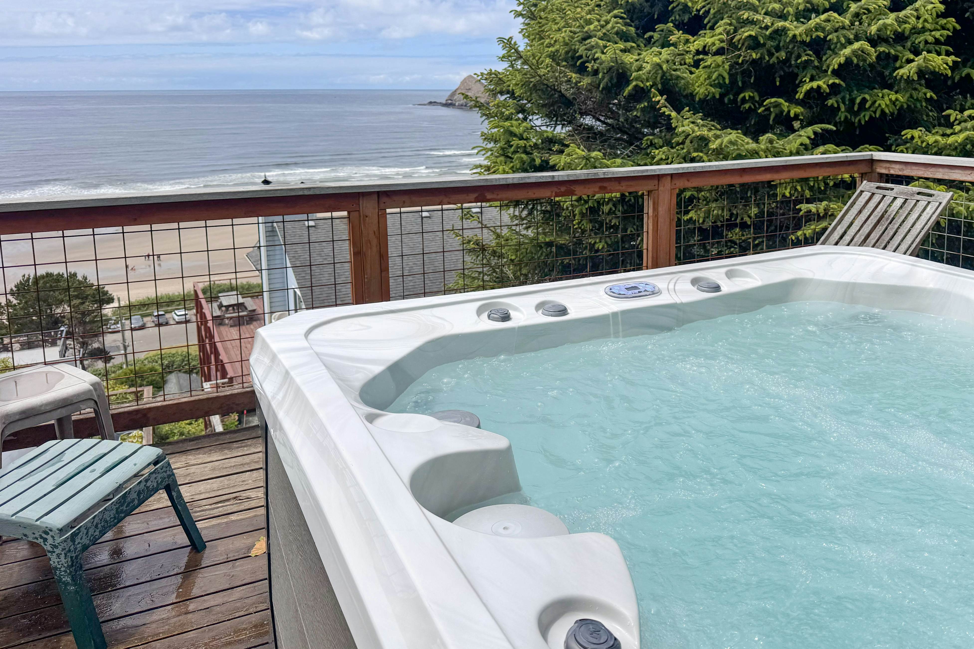 Huge dog-friendly castle with ocean-view decks 5 minutes to the beach