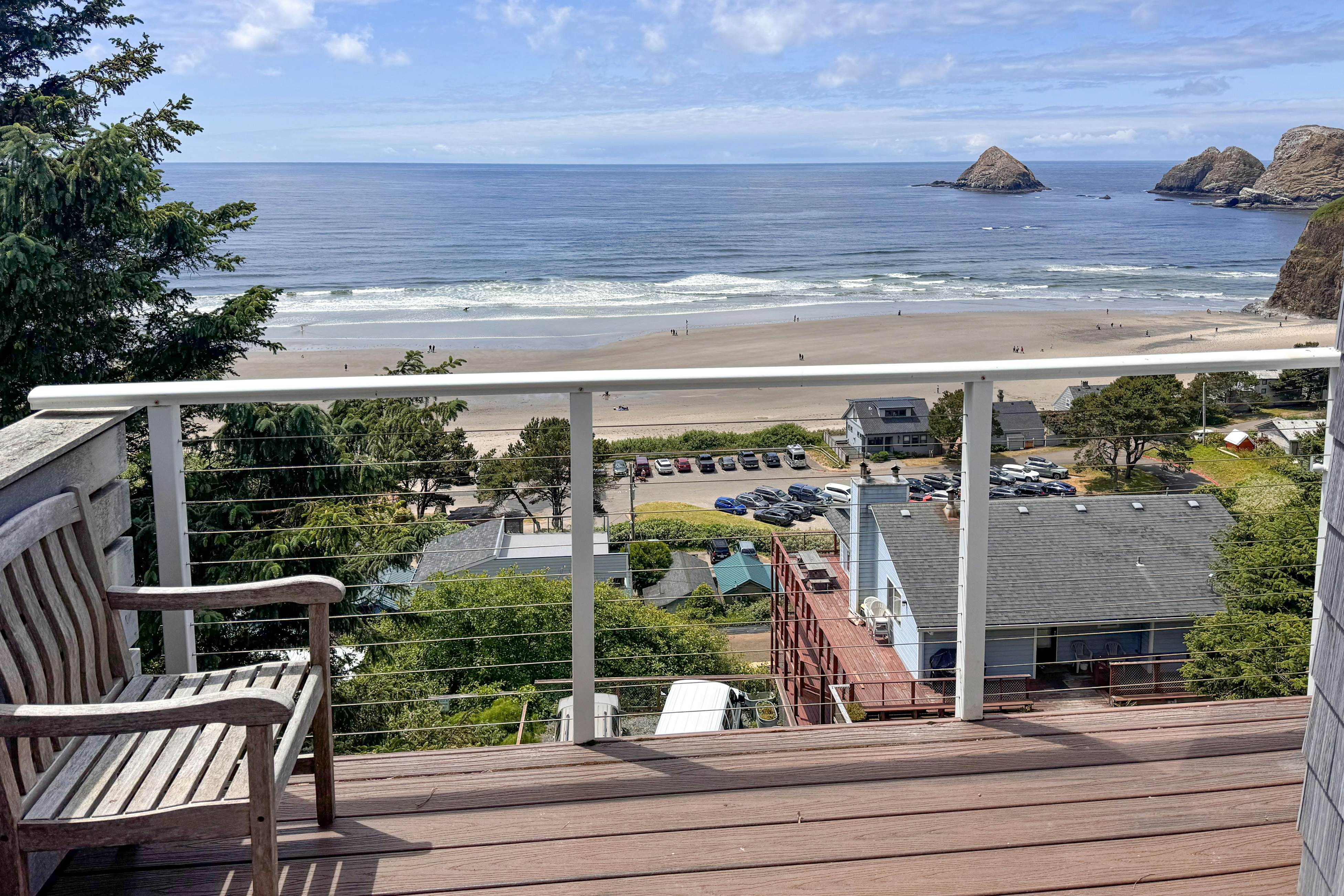 Huge dog-friendly castle with ocean-view decks 5 minutes to the beach