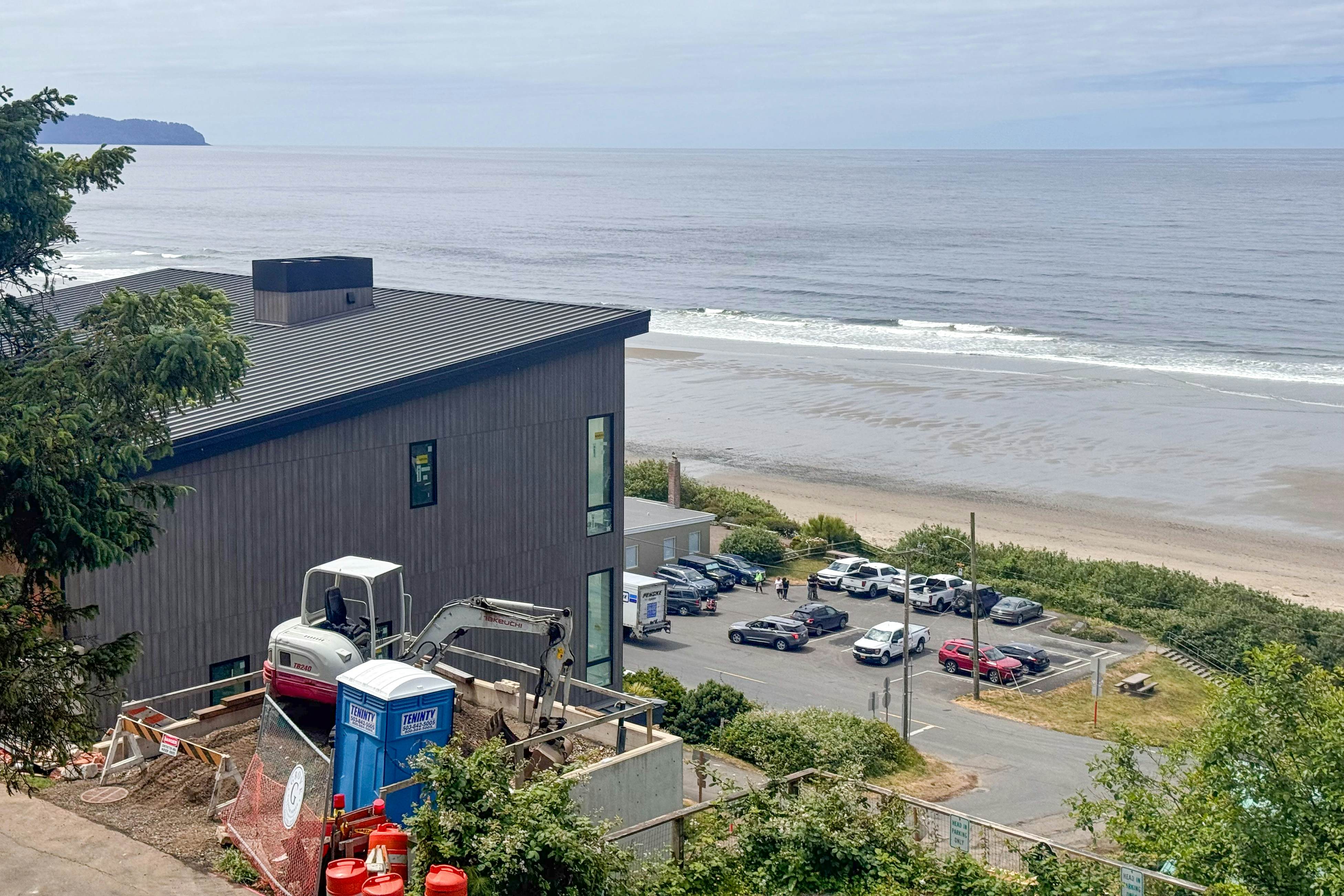 Huge dog-friendly castle with ocean-view decks 5 minutes to the beach