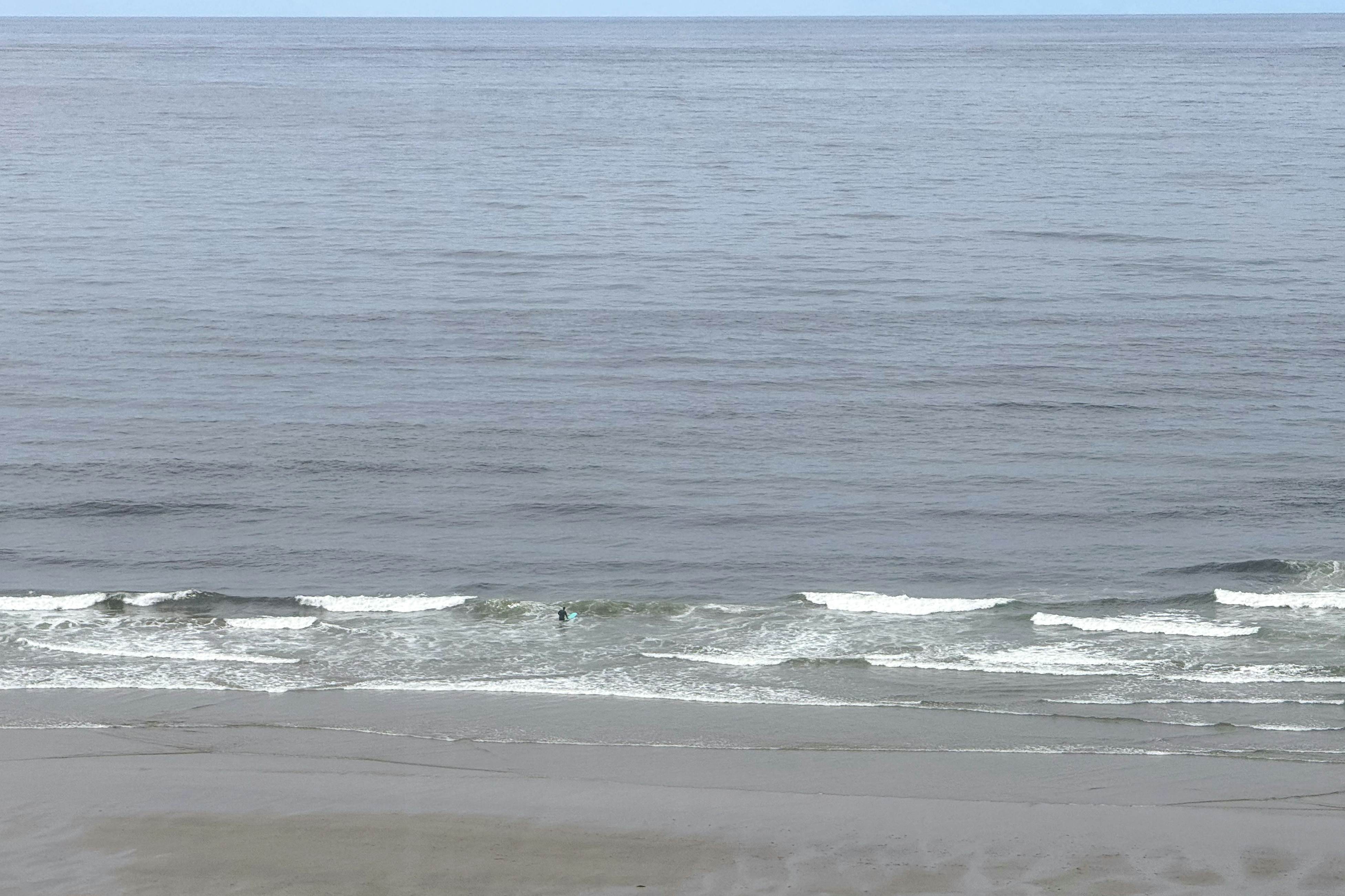 Huge dog-friendly castle with ocean-view decks 5 minutes to the beach