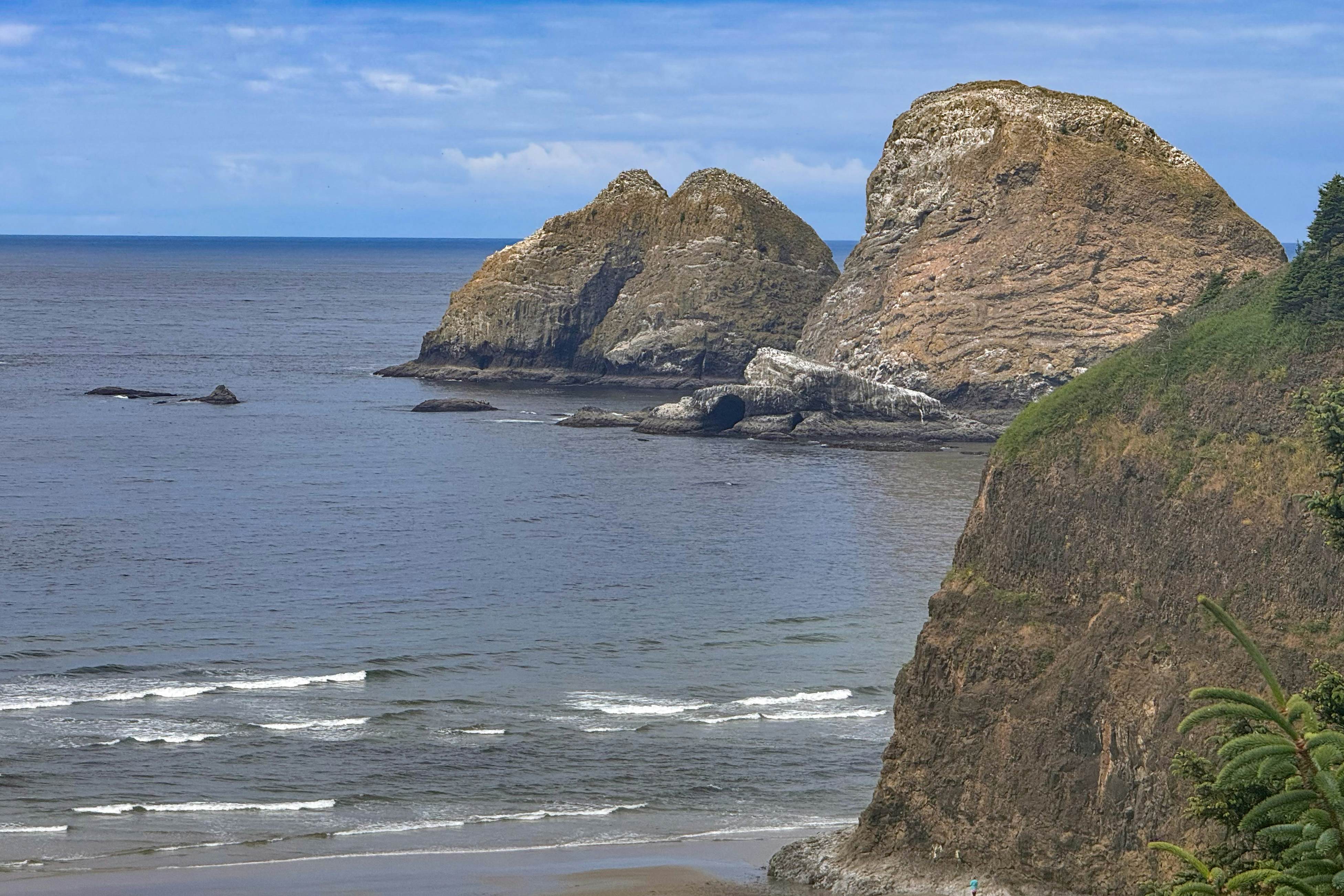 Huge dog-friendly castle with ocean-view decks 5 minutes to the beach