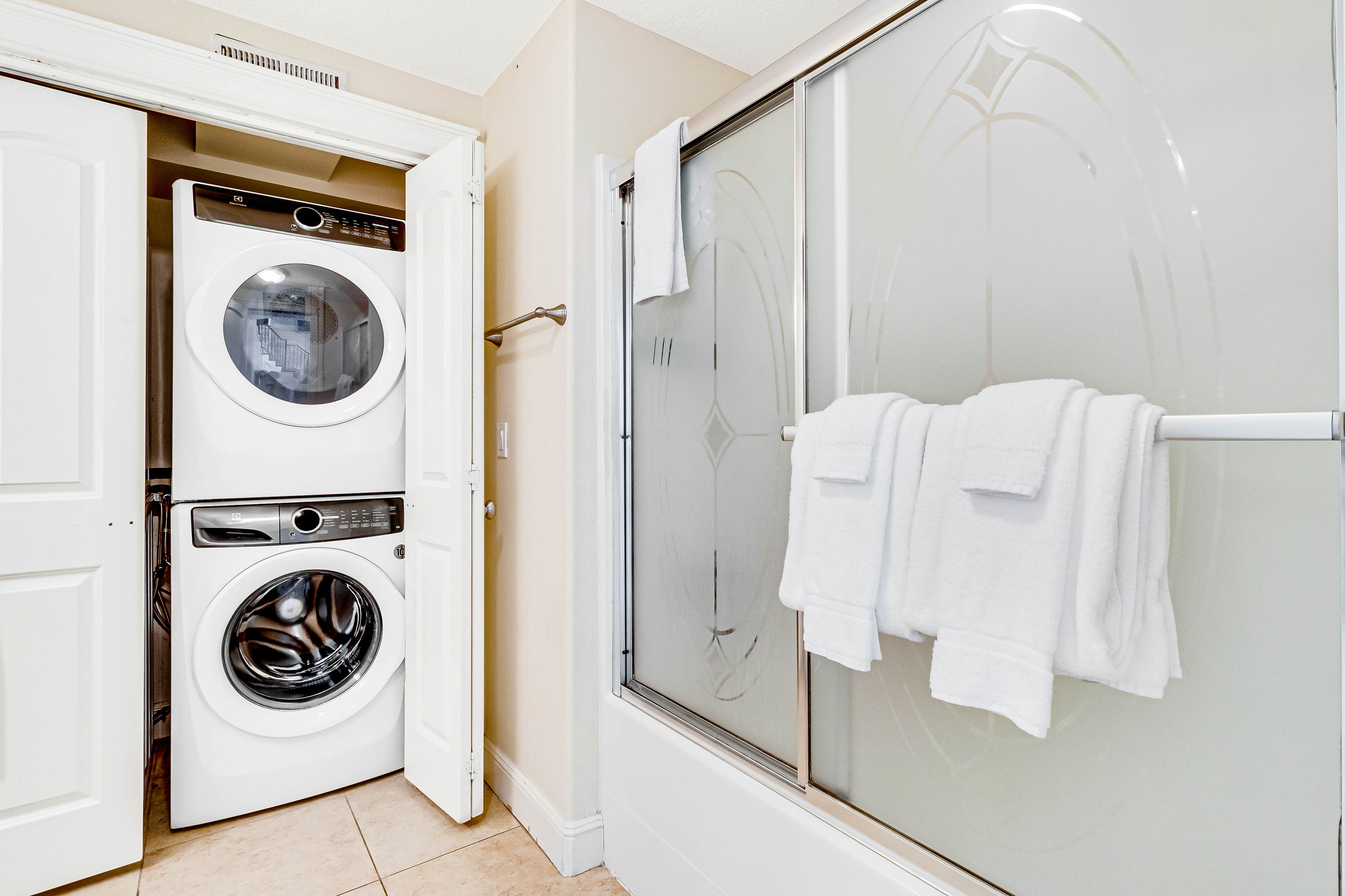 Dog-Friendly Home with Private Hot Tub and Ocean Views in Amazing Location