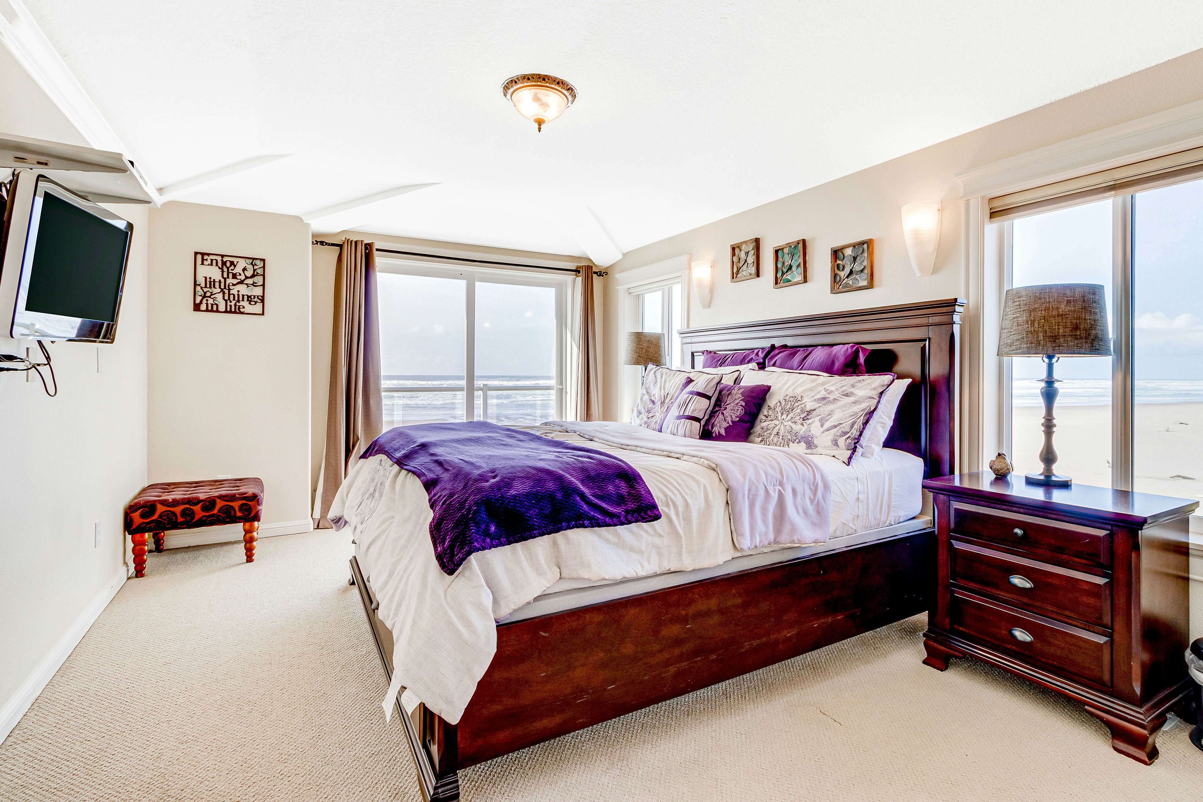 Dog-Friendly Home with Private Hot Tub and Ocean Views in Amazing Location