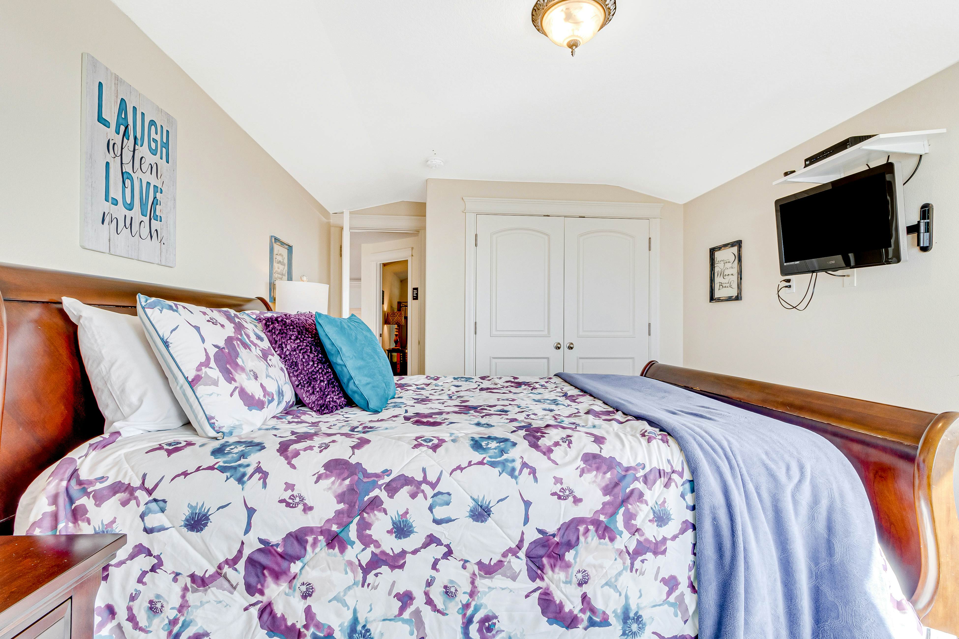 Dog-Friendly Home with Private Hot Tub and Ocean Views in Amazing Location