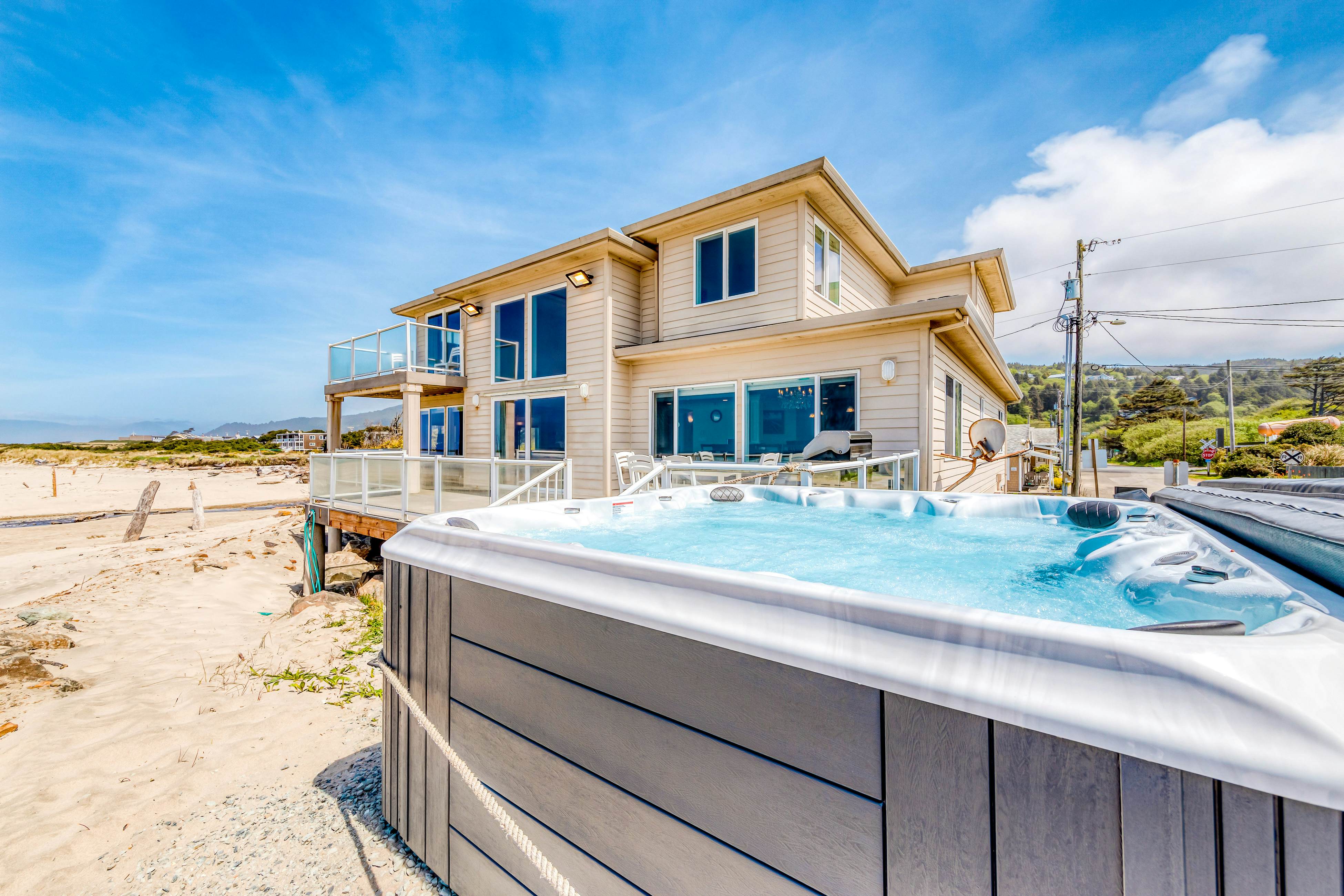 Dog-Friendly Home with Private Hot Tub and Ocean Views in Amazing Location