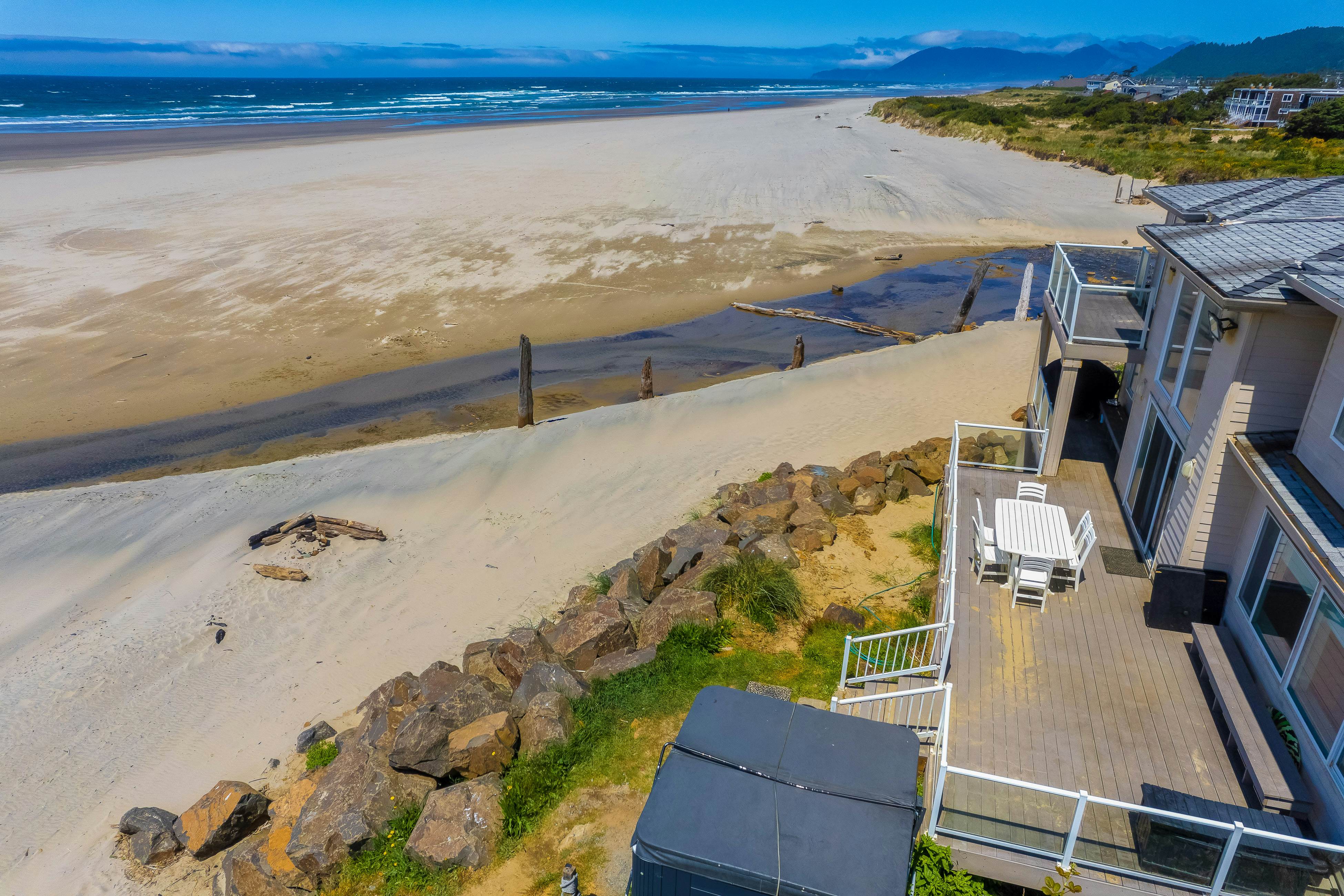 Dog-Friendly Home with Private Hot Tub and Ocean Views in Amazing Location