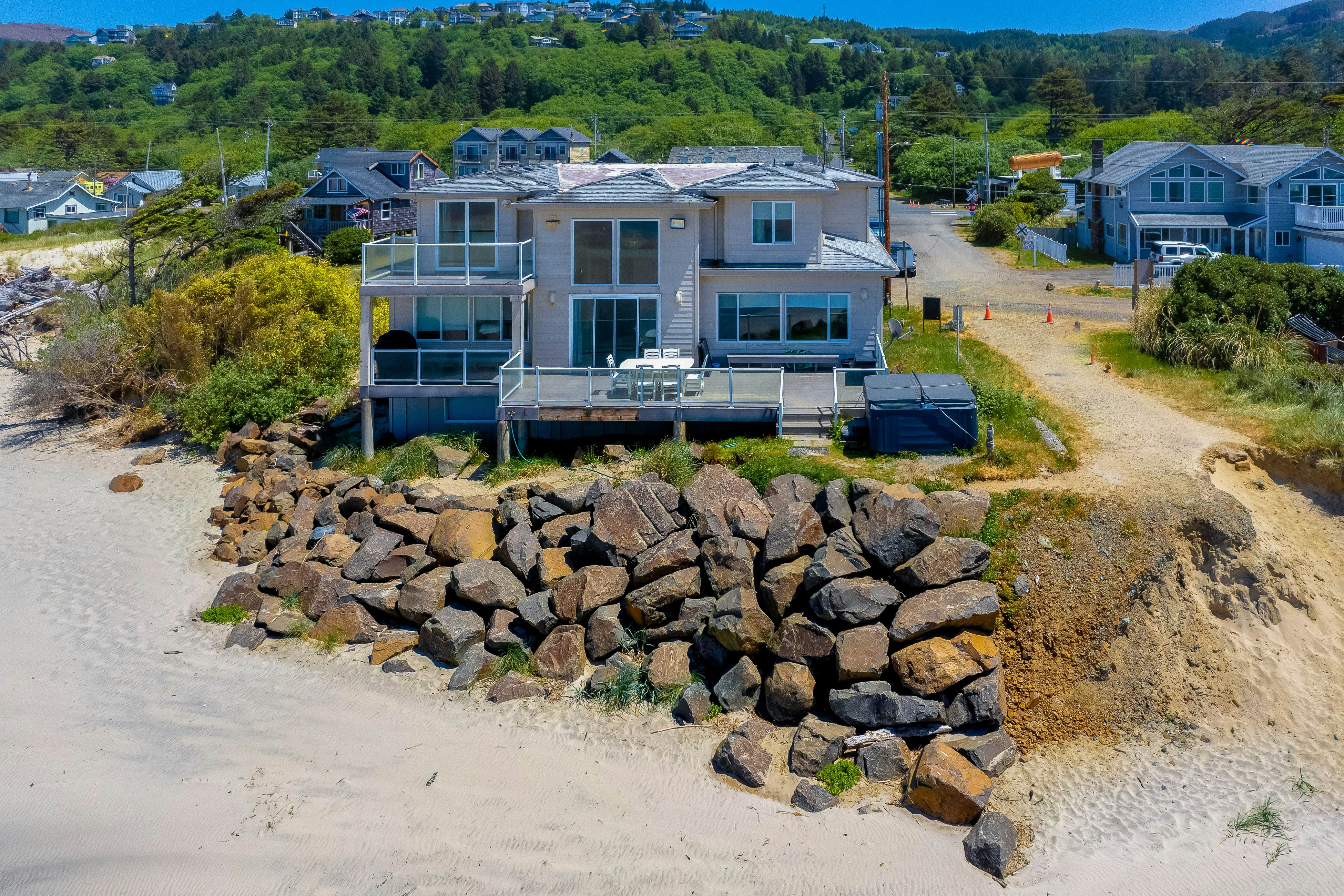 Dog-Friendly Home with Private Hot Tub and Ocean Views in Amazing Location