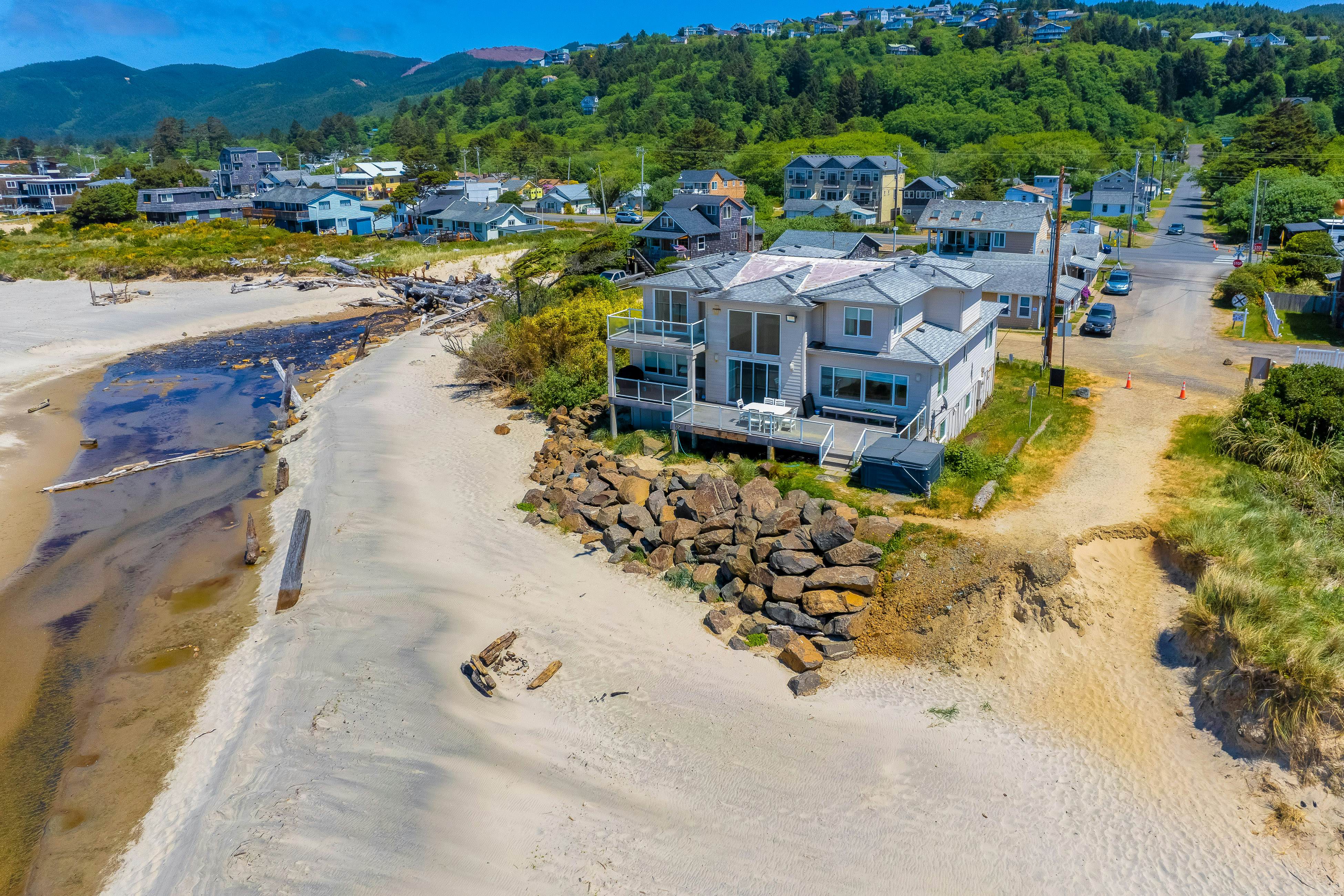 Dog-Friendly Home with Private Hot Tub and Ocean Views in Amazing Location
