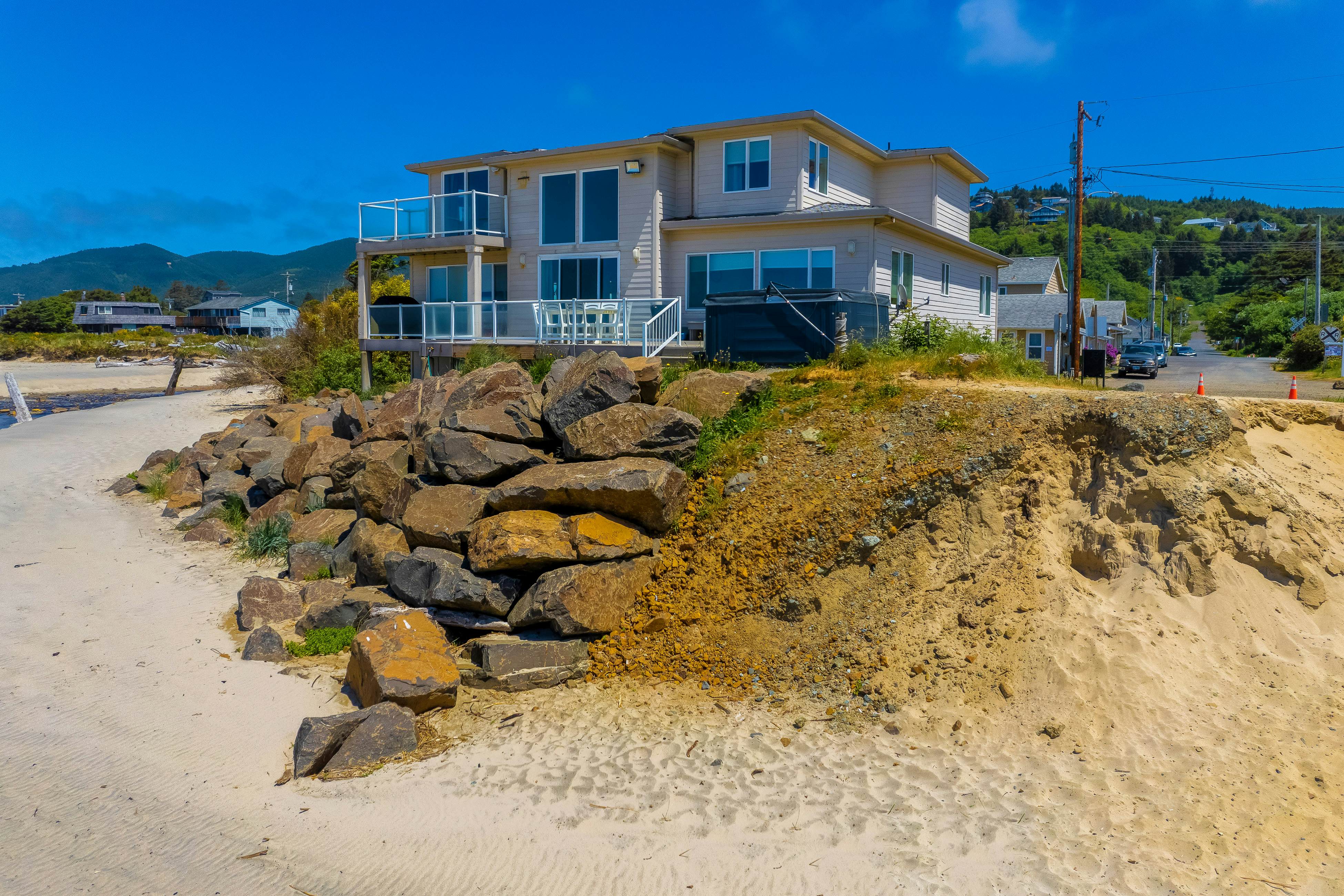 Dog-Friendly Home with Private Hot Tub and Ocean Views in Amazing Location