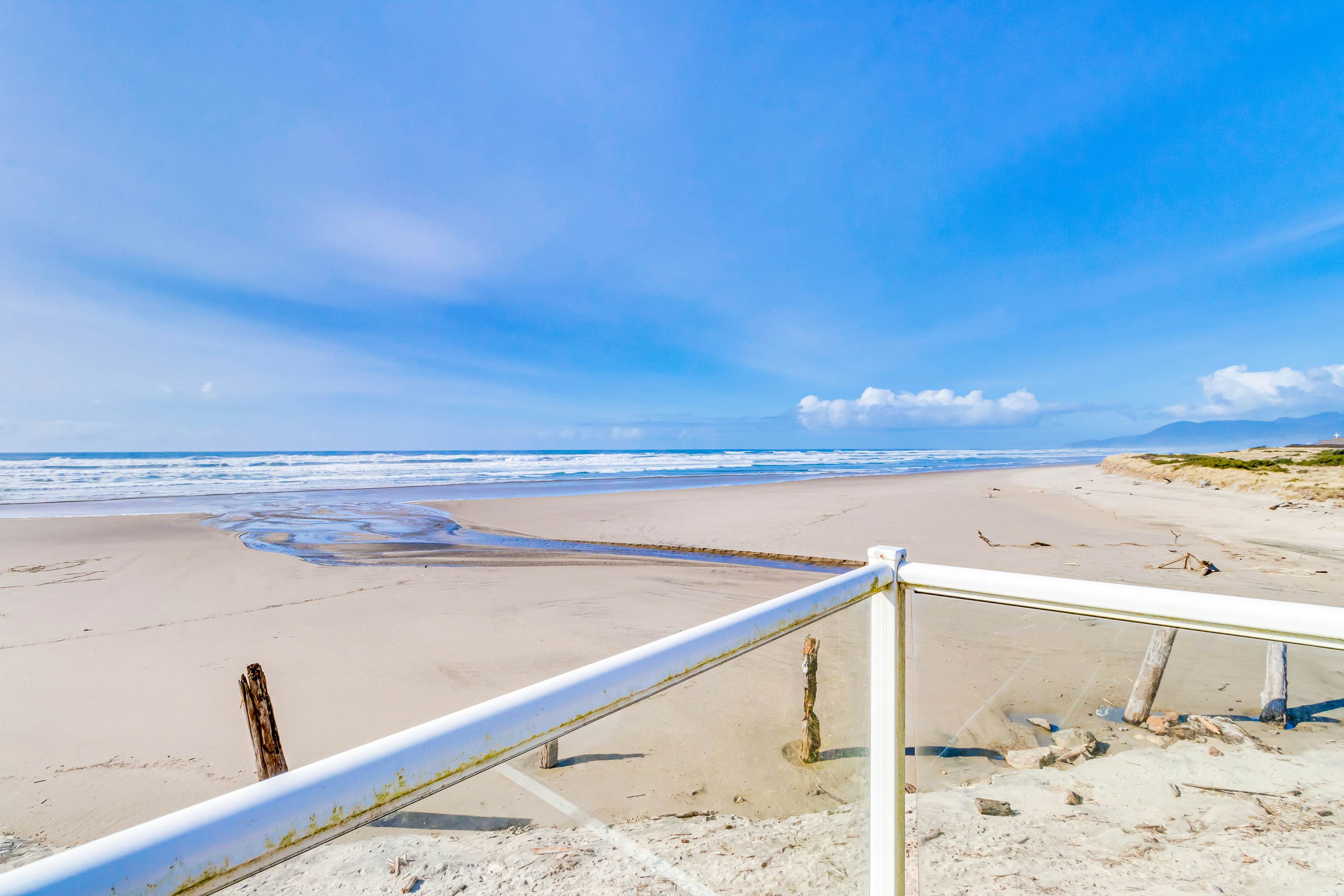 Oceanfront Home with Ocean Views, Private Hot Tub, & Beach Access - Dog Friendly