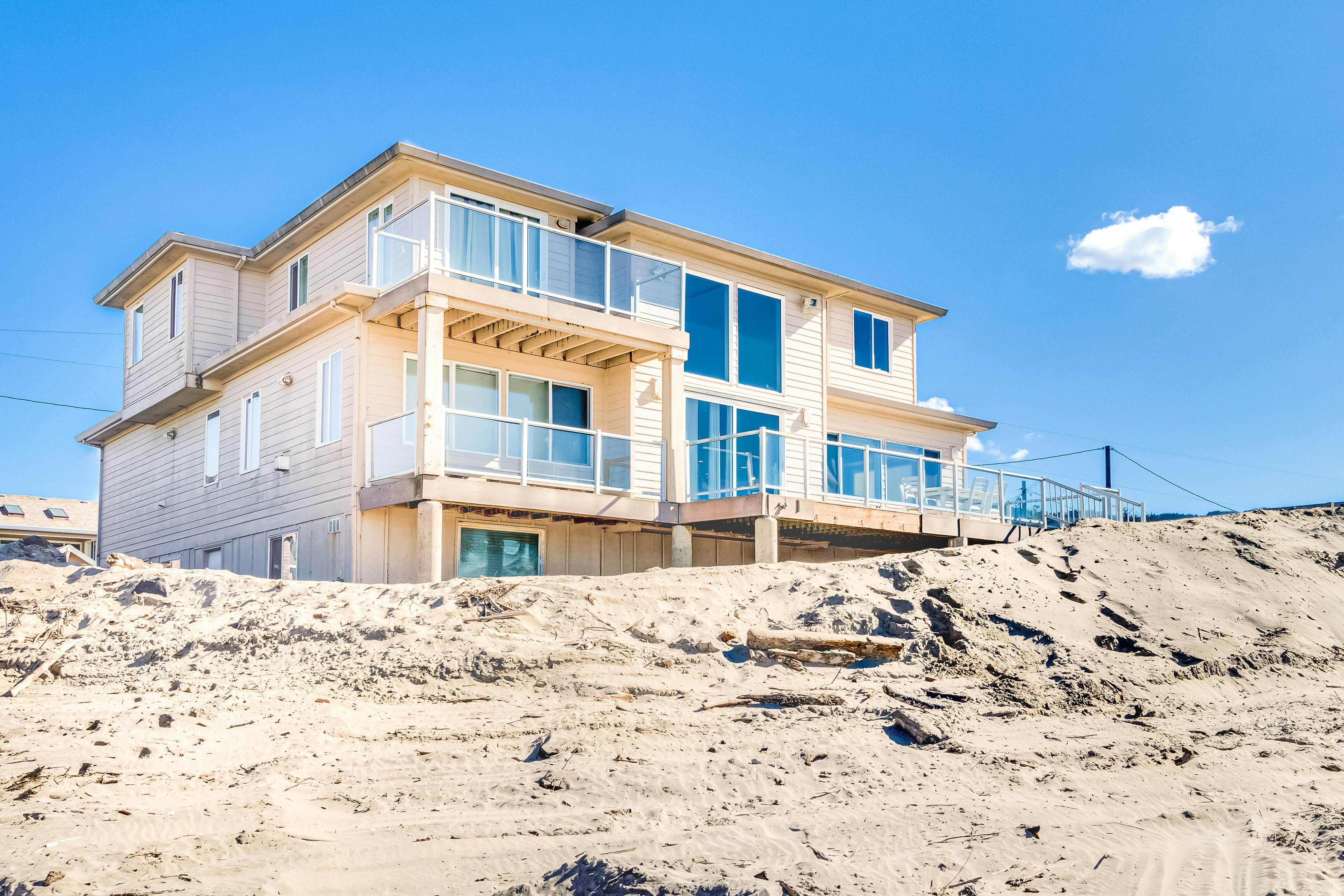 Oceanfront Home with Ocean Views, Private Hot Tub, & Beach Access - Dog Friendly