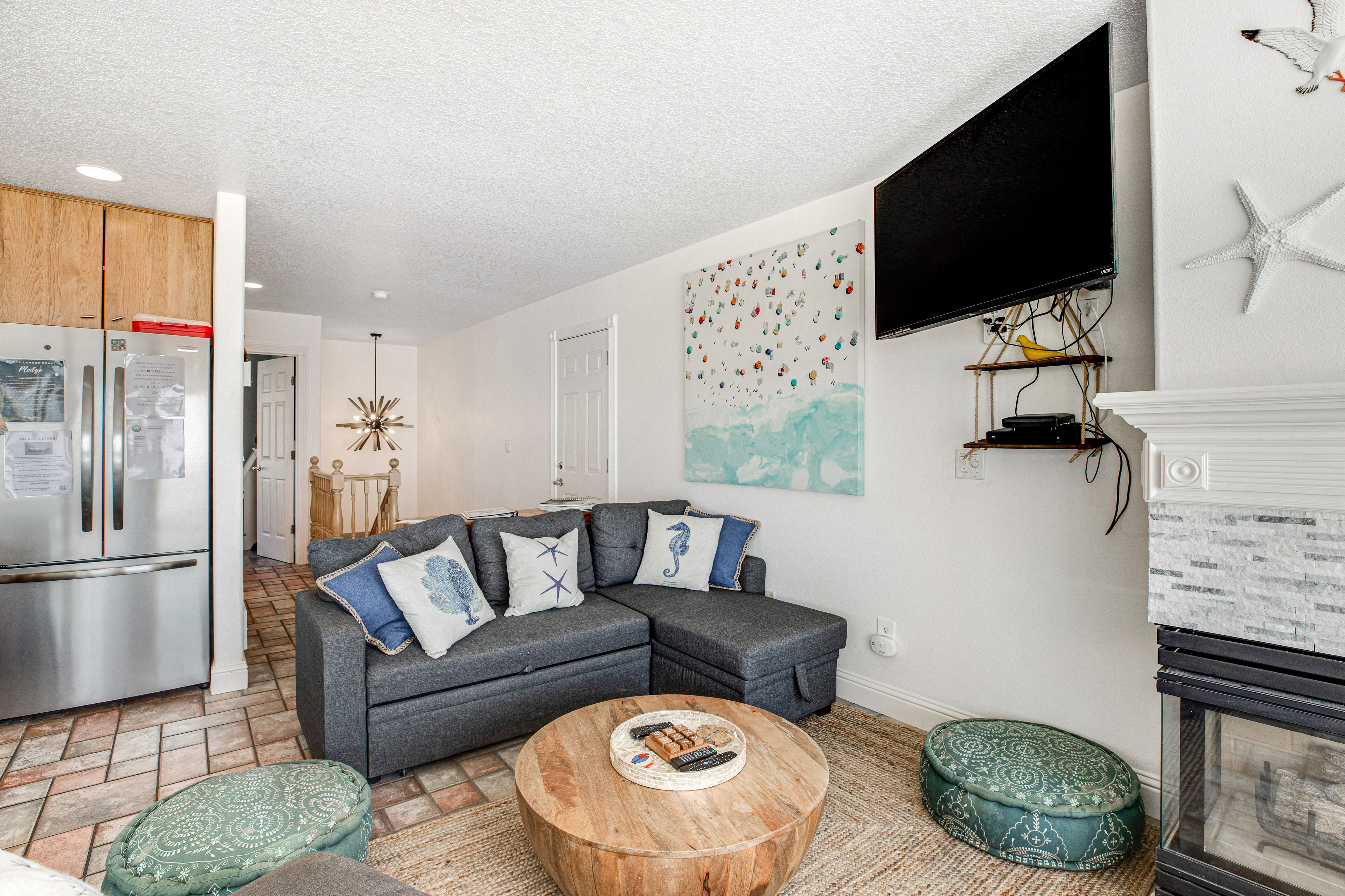 Spacious oceanfront home with patio and private hot tub dog friendly