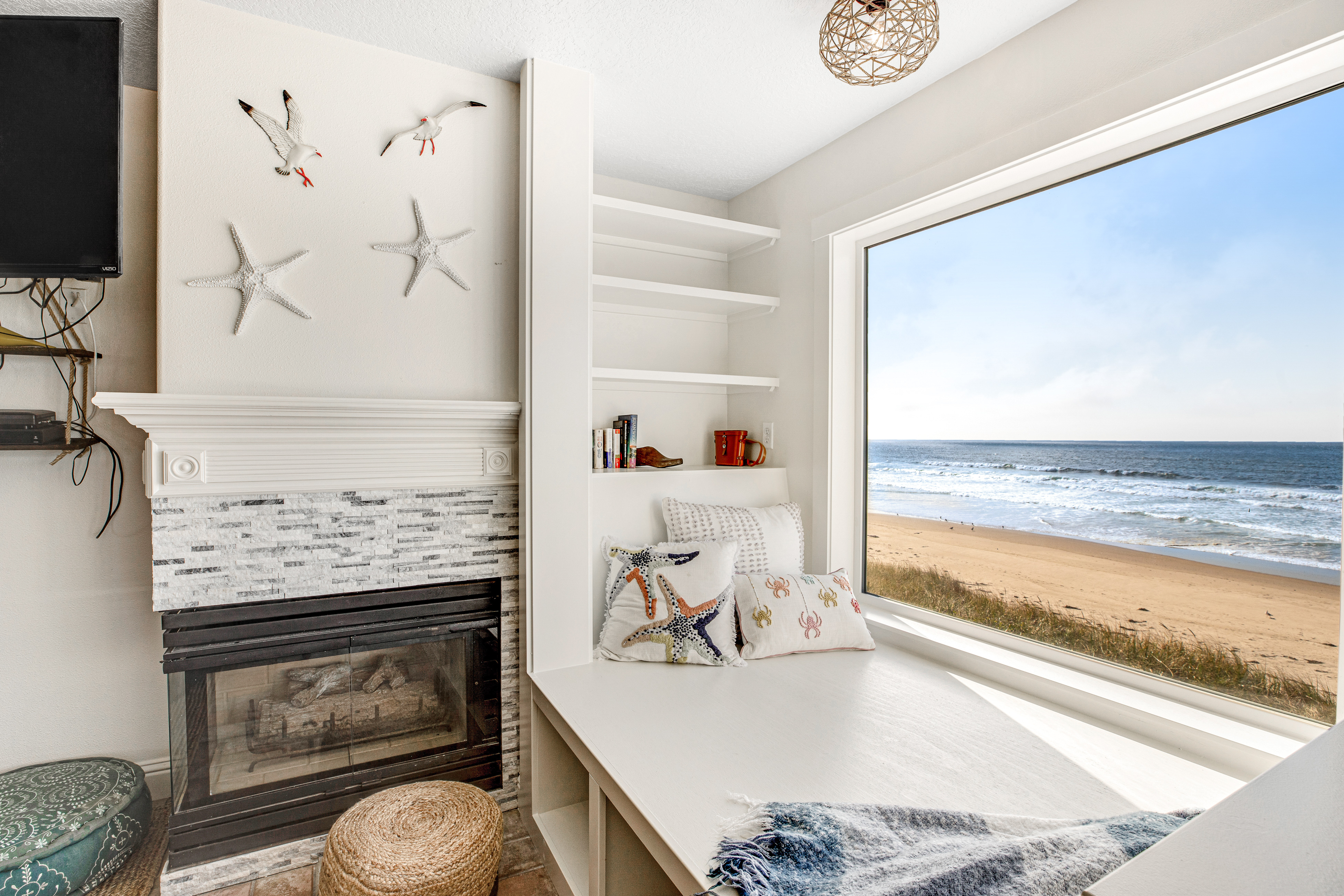 Spacious oceanfront home with patio and private hot tub dog friendly