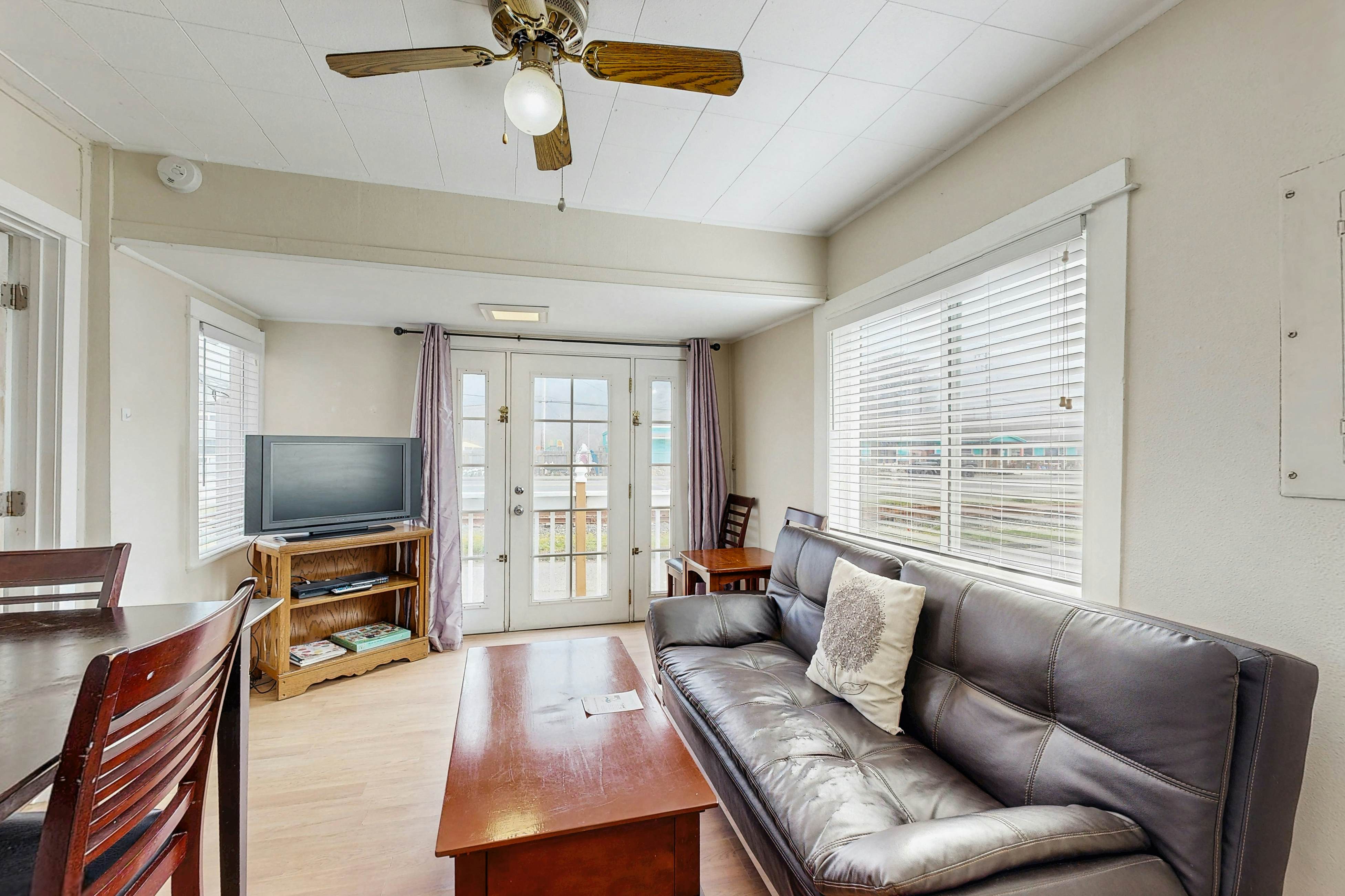 Charming Dog-Friendly Home, Close to Shops & Restaurants - Minutes to Beach