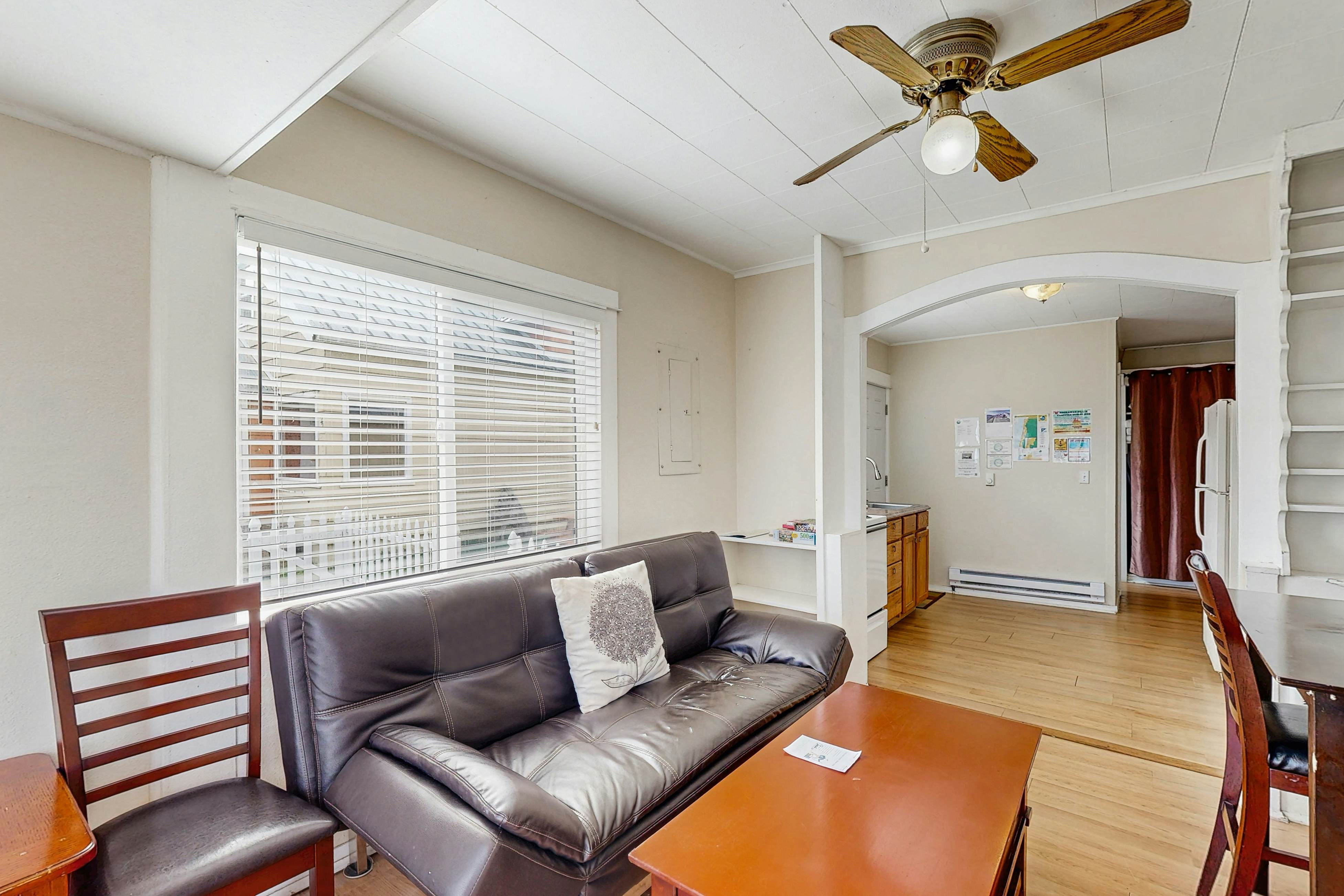 Charming Dog-Friendly Home, Close to Shops & Restaurants - Minutes to Beach