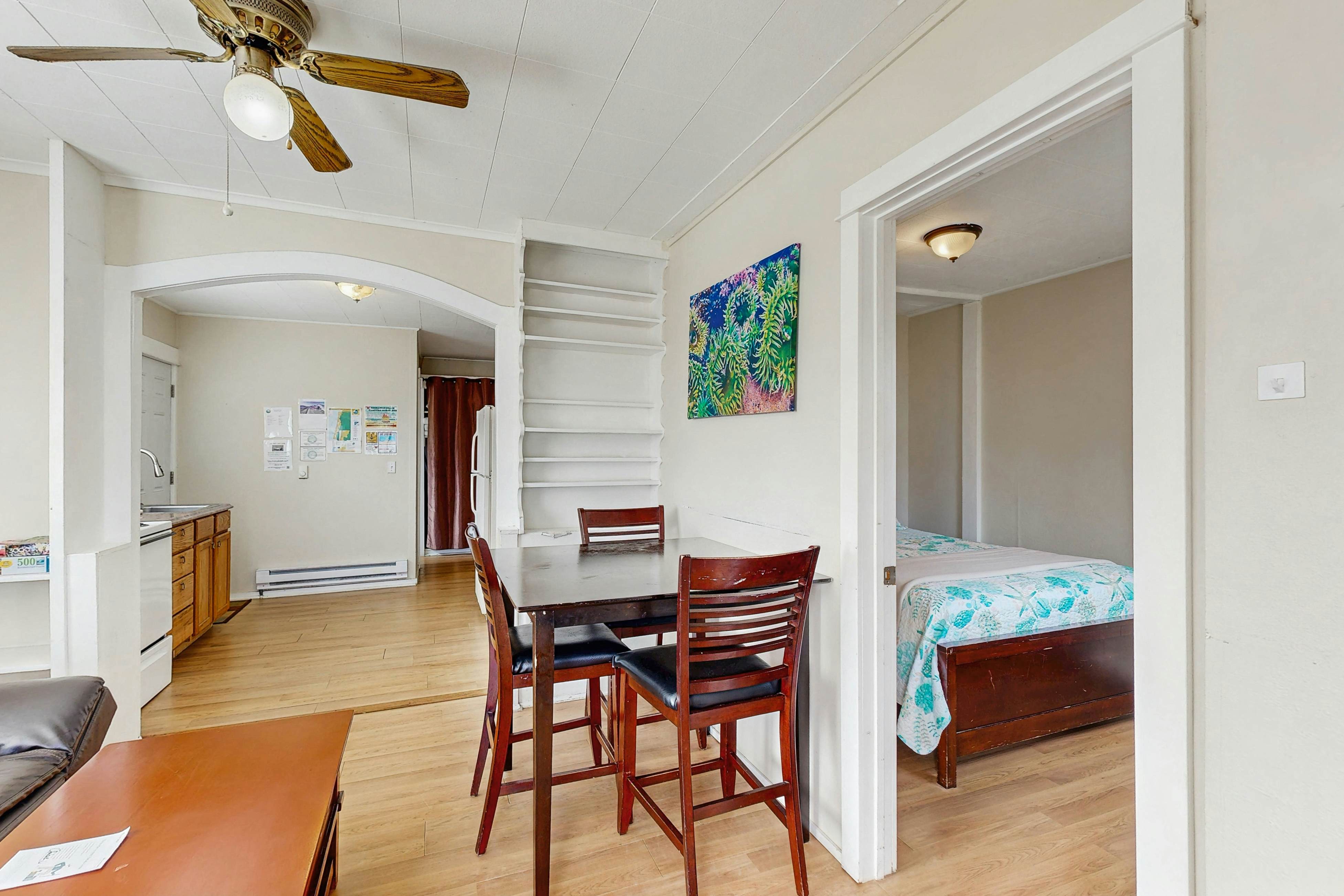 Charming Dog-Friendly Home, Close to Shops & Restaurants - Minutes to Beach