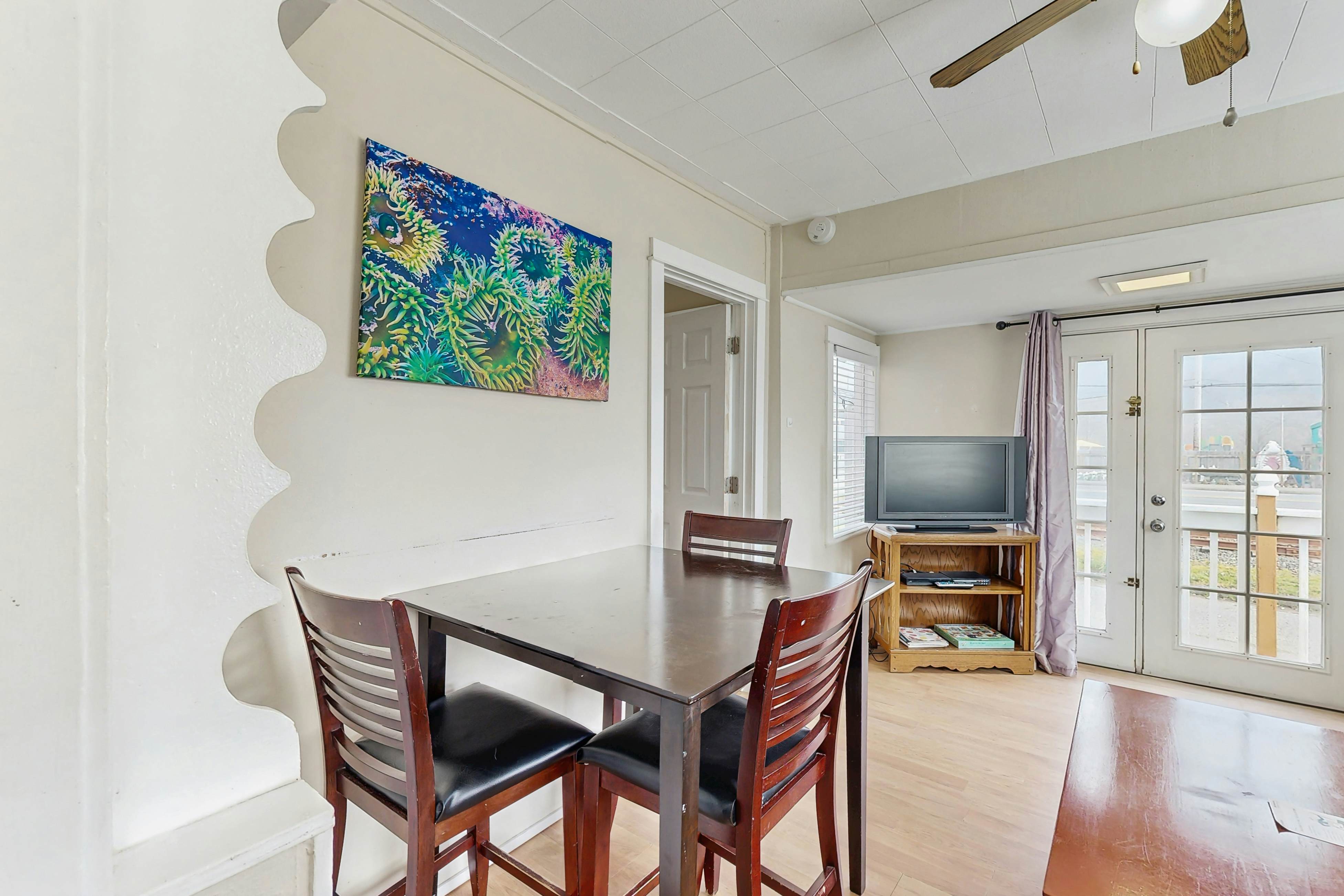 Charming Dog-Friendly Home, Close to Shops & Restaurants - Minutes to Beach