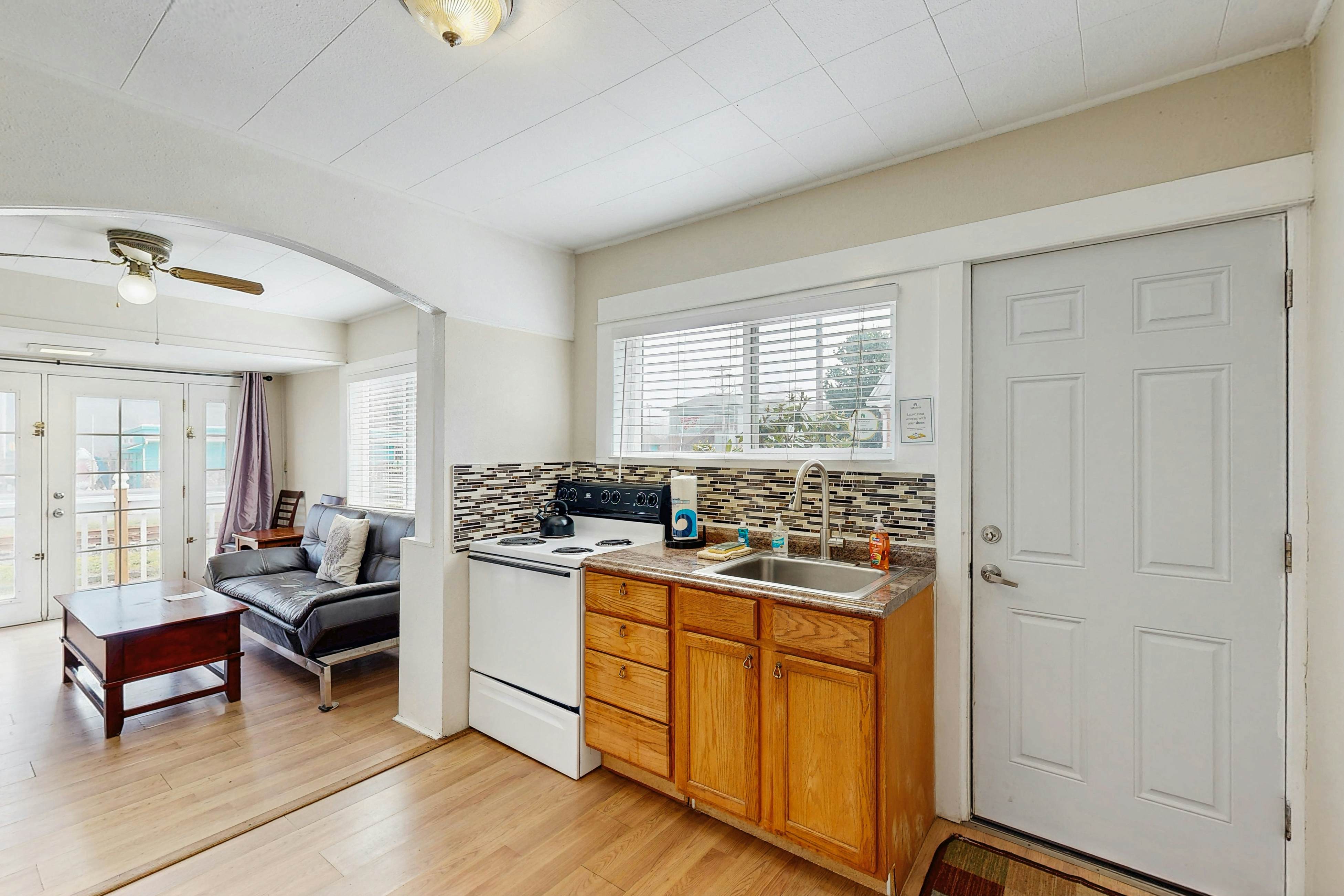 Charming Dog-Friendly Home, Close to Shops & Restaurants - Minutes to Beach