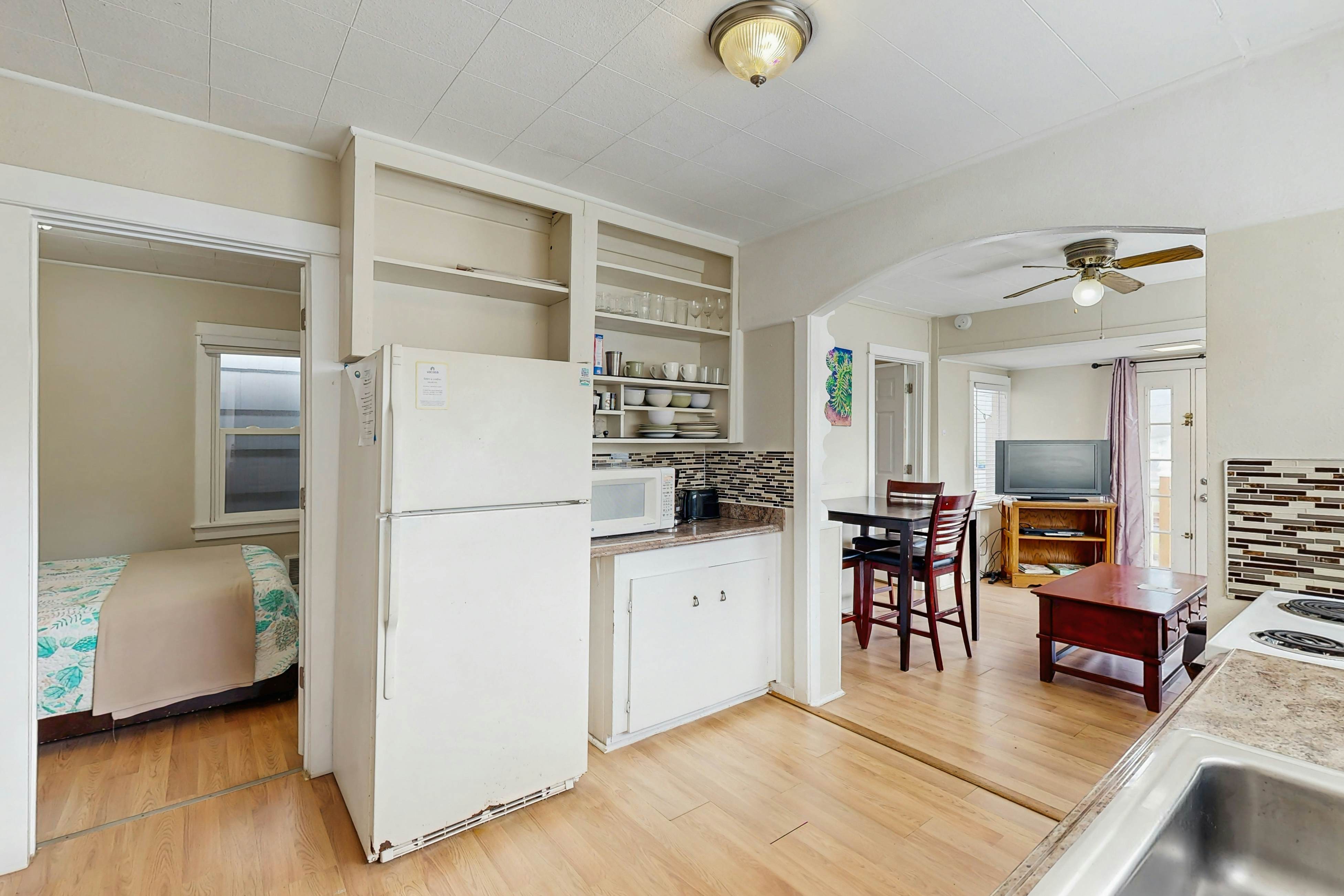 Charming Dog-Friendly Home, Close to Shops & Restaurants - Minutes to Beach