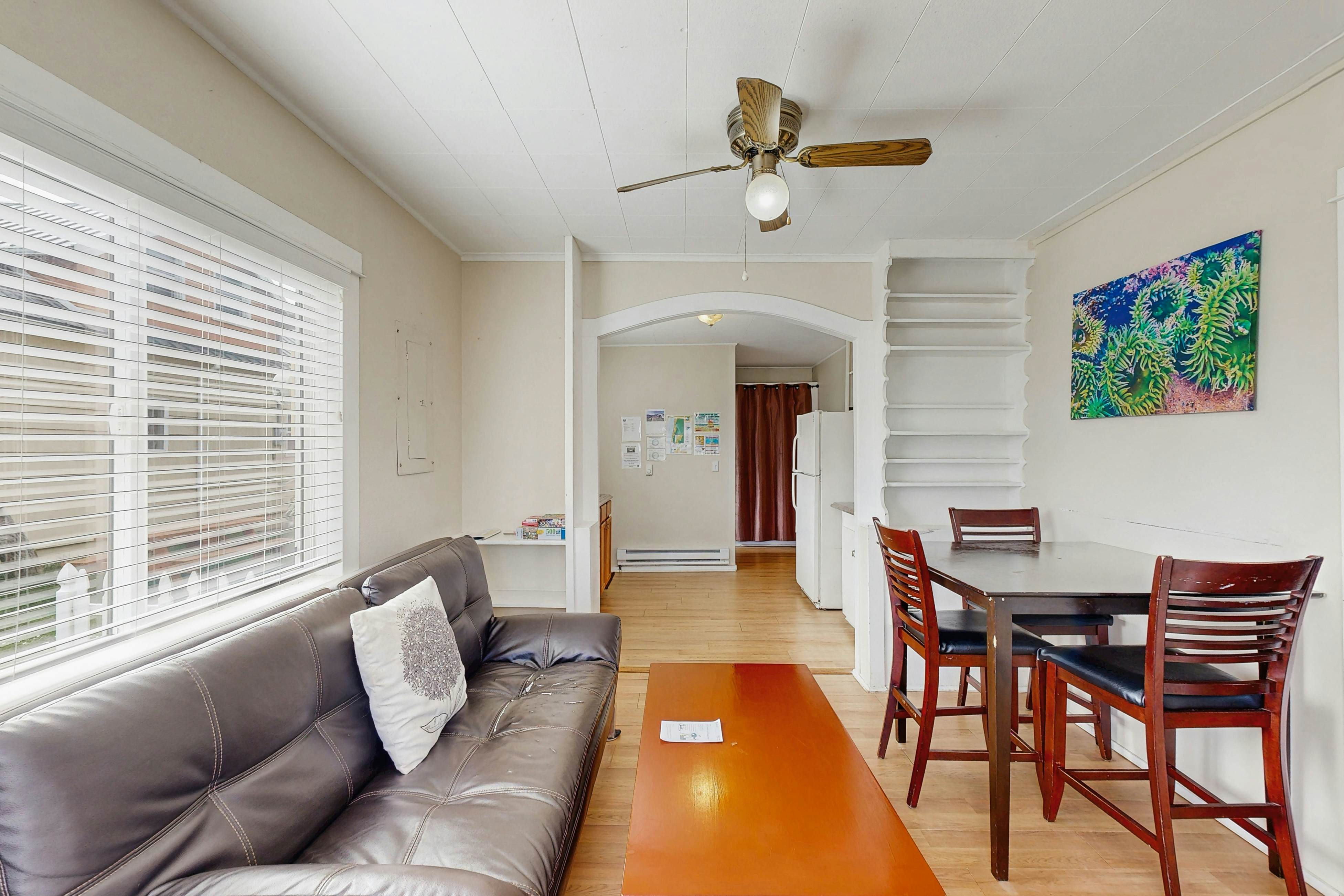 Charming Dog-Friendly Home, Close to Shops & Restaurants - Minutes to Beach